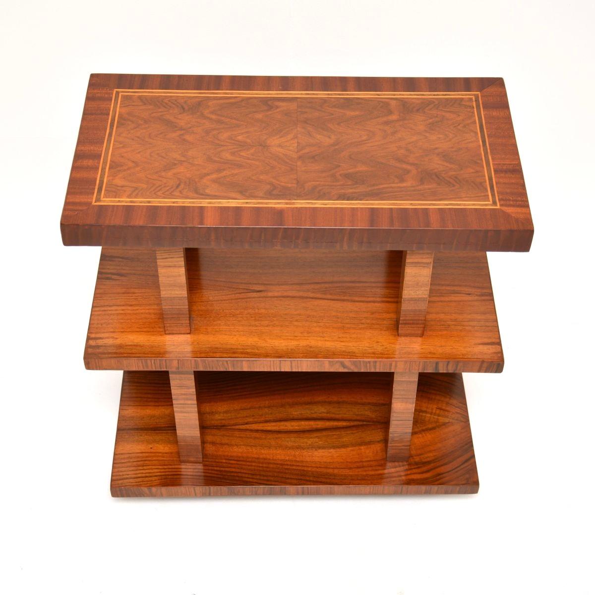 Table d'appoint / meuble Art Déco en noyer sculpté en vente 1