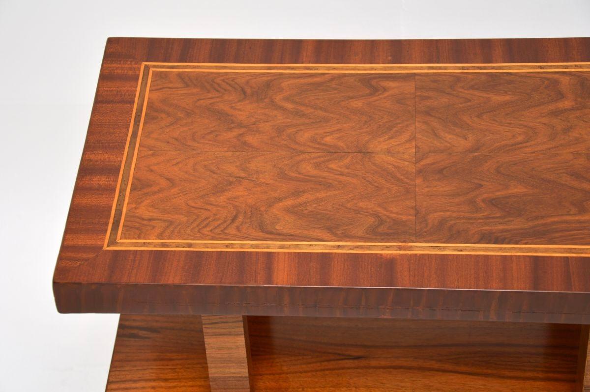 Table d'appoint / meuble Art Déco en noyer sculpté en vente 2