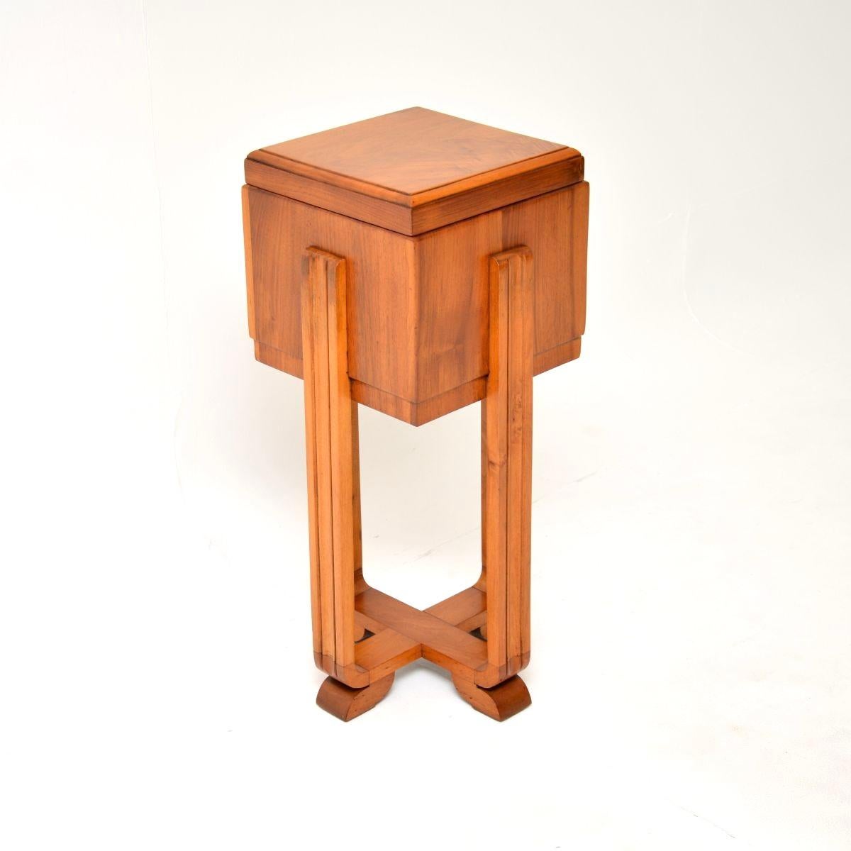 Table d'appoint / boîte à couture en noyer figuré Art Déco, élégante et raffinée. Il a été fabriqué en Angleterre, il date des années 1930.

Il est magnifiquement conçu et d'une qualité exceptionnelle. De taille pratique, elle peut être utilisée