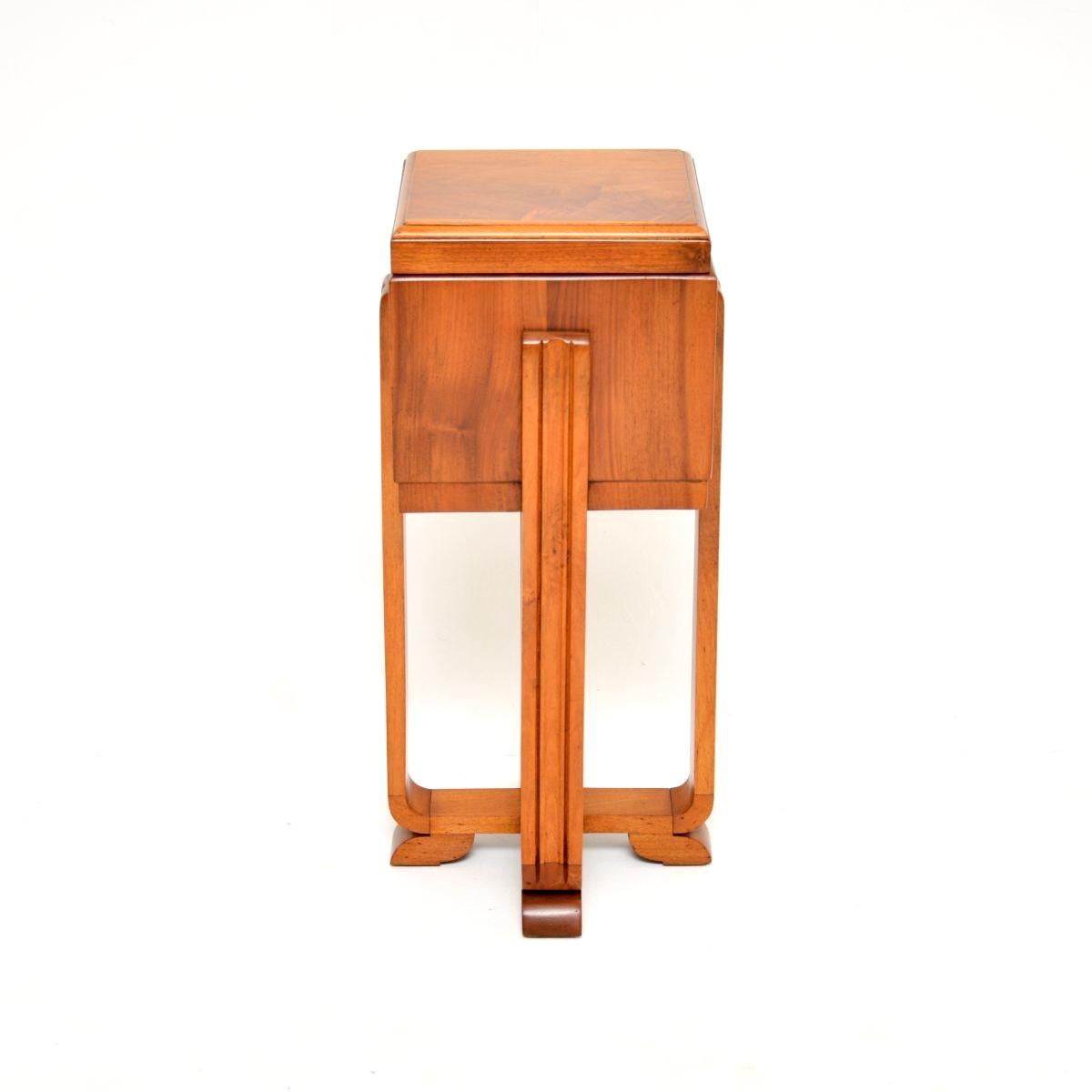 Art déco Table d'appoint Art Déco en noyer sculpté / Boîte à couture en vente