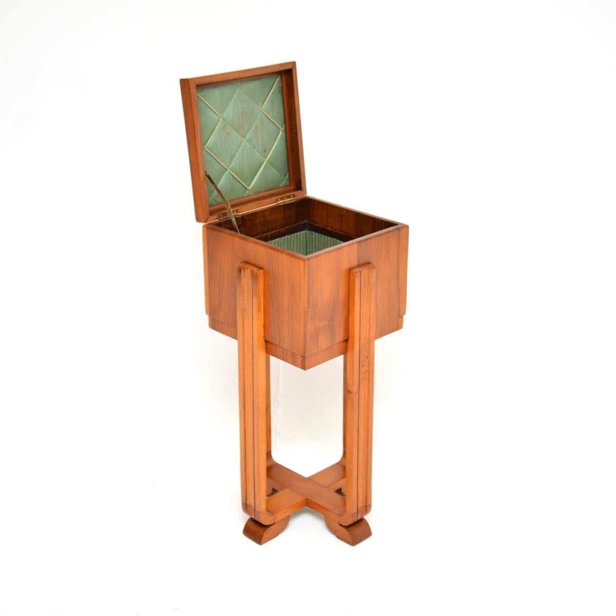 Britannique Table d'appoint Art Déco en noyer sculpté / Boîte à couture en vente