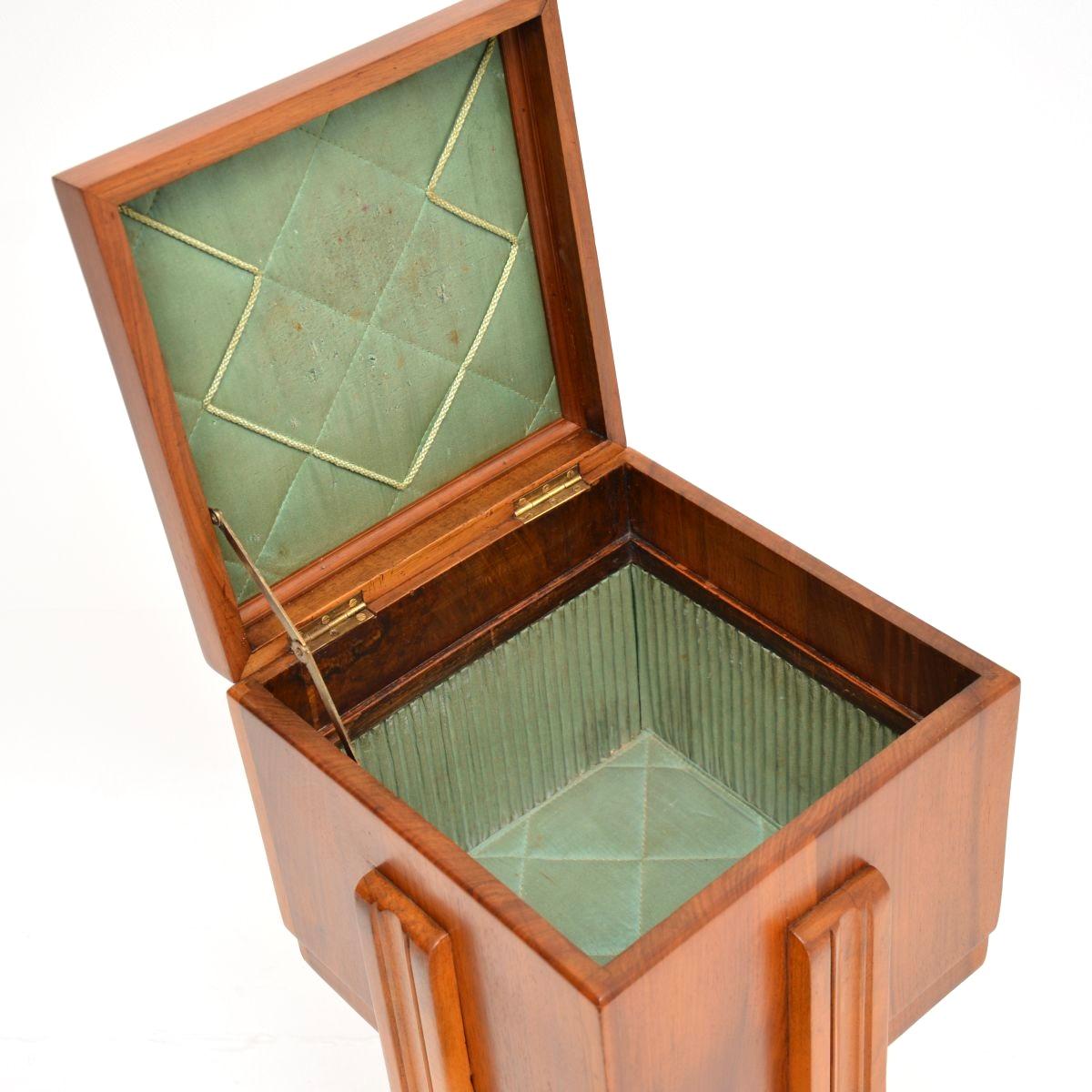 Table d'appoint Art Déco en noyer sculpté / Boîte à couture Bon état - En vente à London, GB