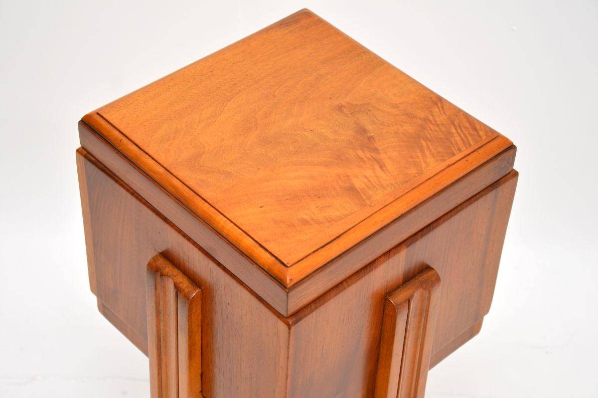 Milieu du XXe siècle Table d'appoint Art Déco en noyer sculpté / Boîte à couture en vente