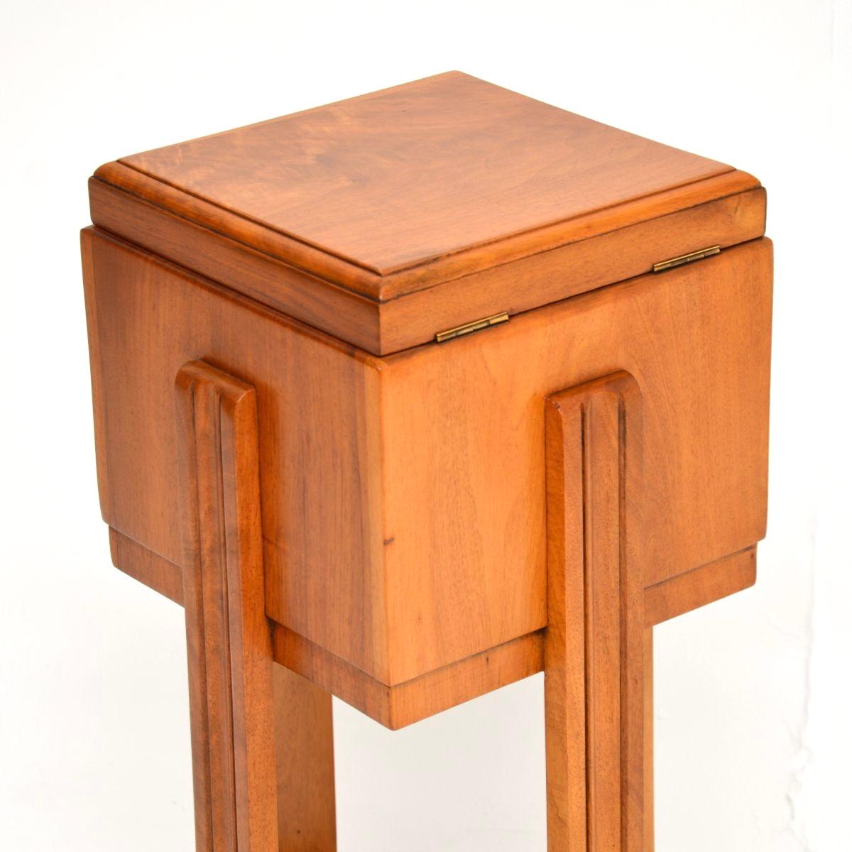 Noyer Table d'appoint Art Déco en noyer sculpté / Boîte à couture en vente