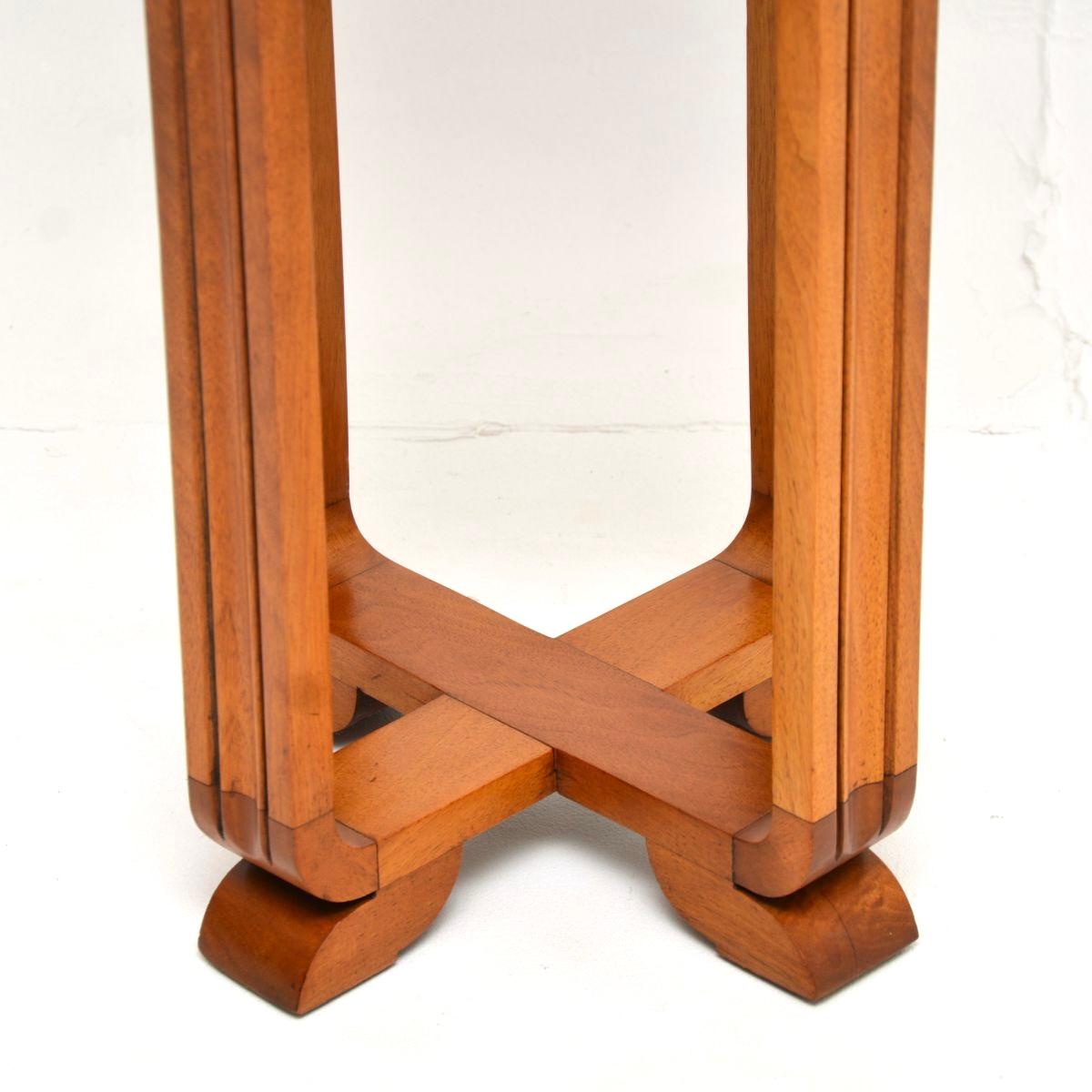 Table d'appoint Art Déco en noyer sculpté / Boîte à couture en vente 1