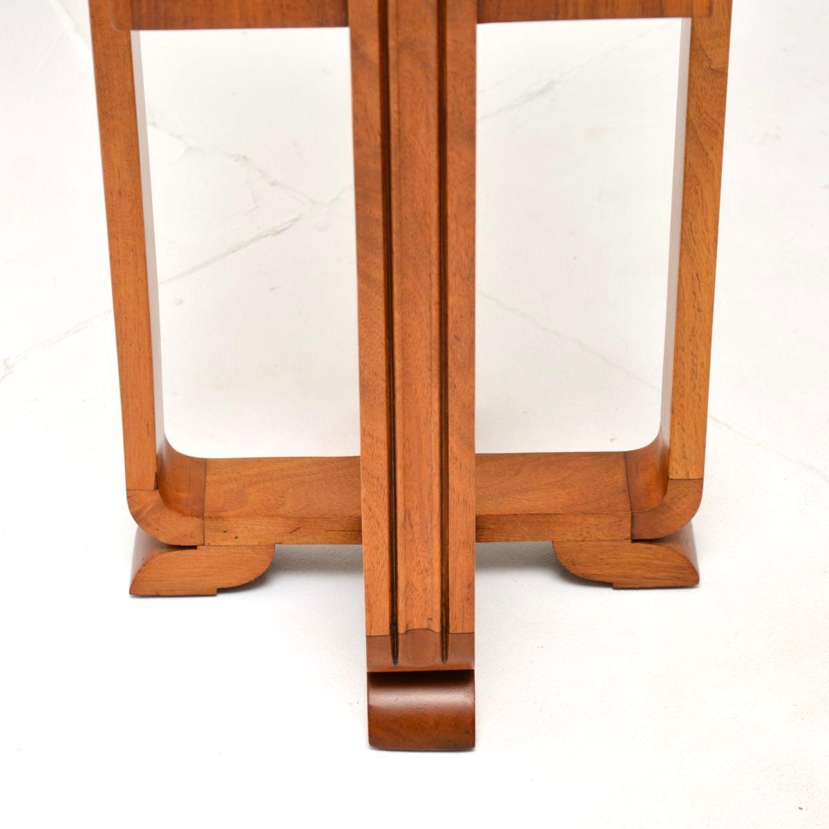 Table d'appoint Art Déco en noyer sculpté / Boîte à couture en vente 2