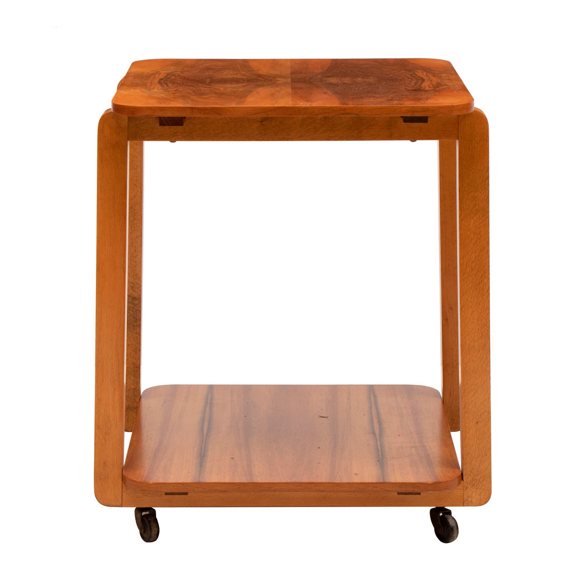 Art Deco table.
Art Deco two-tier table in a beautiful figured walnut
On casters so easy to moved around, ideal as a cocktail table.
Measures: H 65 cm W 55 cm, D 50 cm
British circa 1930.