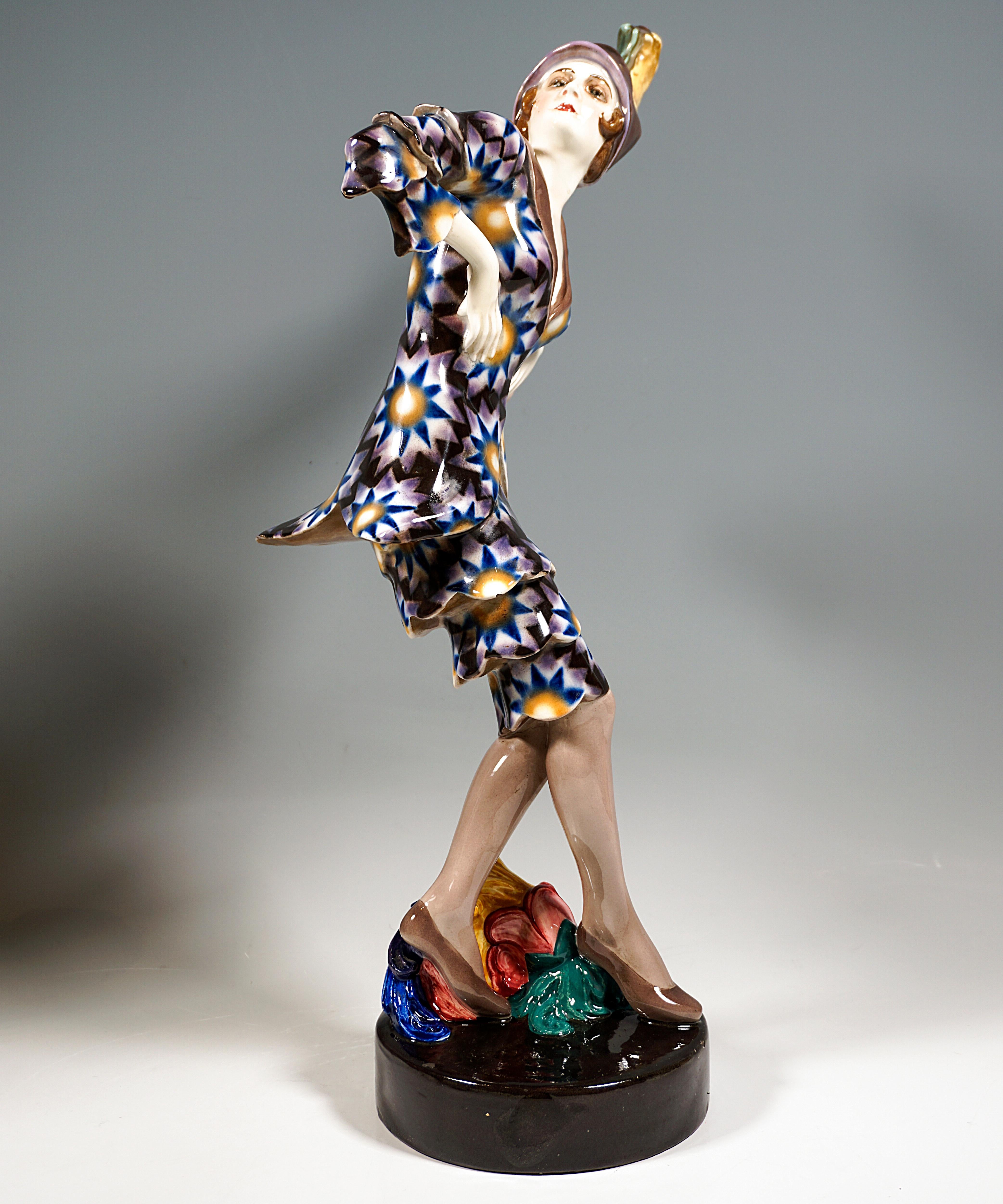 Seltenes Kunstkeramikmodell von Goldscheider aus den 1920er Jahren:
Darstellung der Tänzerin Lucie Kieselhausen in einem exotischen Kostüm, bestehend aus Jacke und knielangem Rock mit Sternendekor in Braun, Blau und Gelb, Ärmel und Rockteil mit