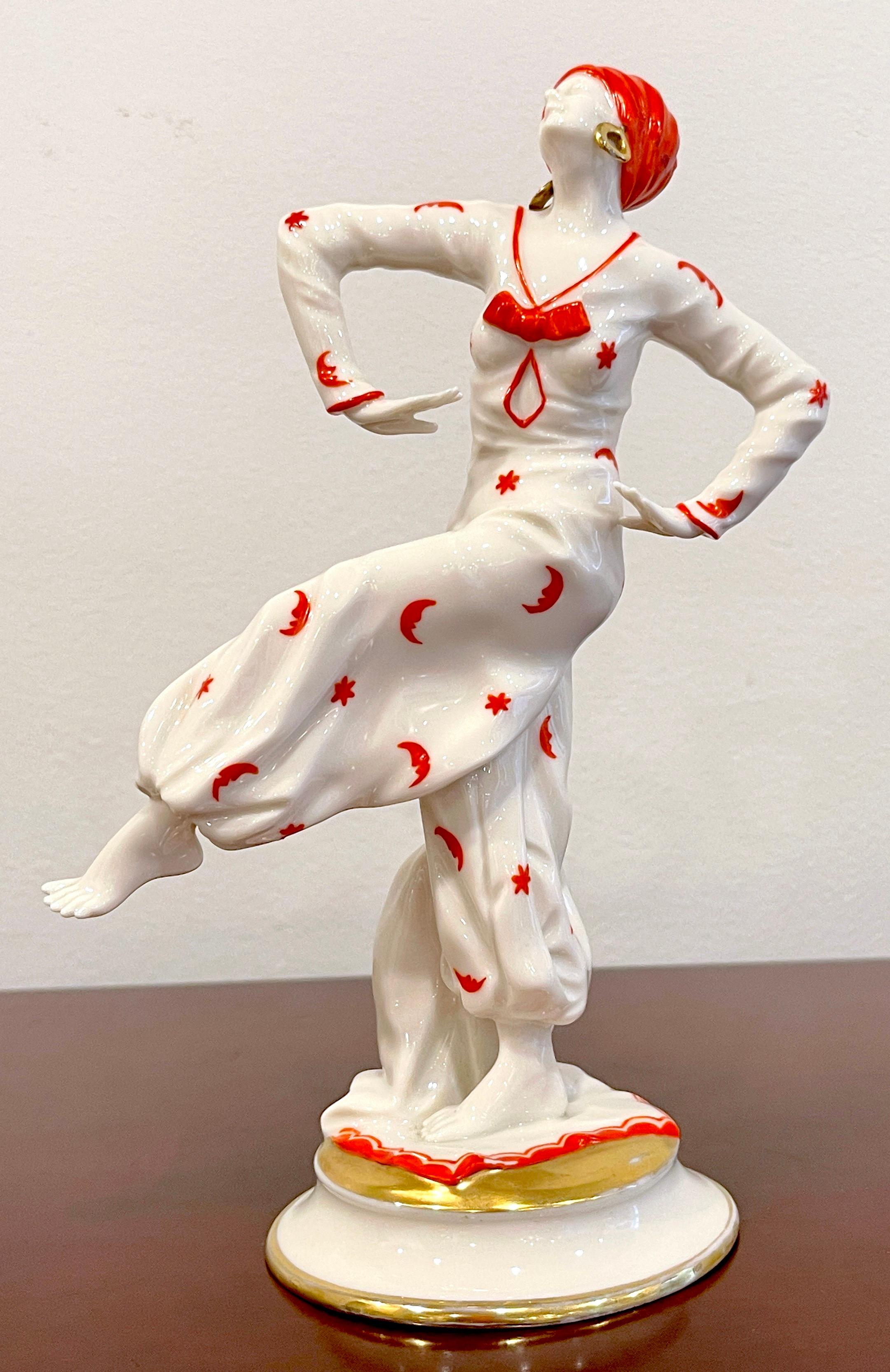 Art-Déco-Figur der „Mata Hari“ von Capodimonte / Naples Porzellan Company 
Italien, um 1925
Ein außergewöhnliches Werk, das sich durch Anmut und Bewegung auszeichnet und subtil von Hand gemalt wurde. Die verführerische Tänzerin mit Turban und