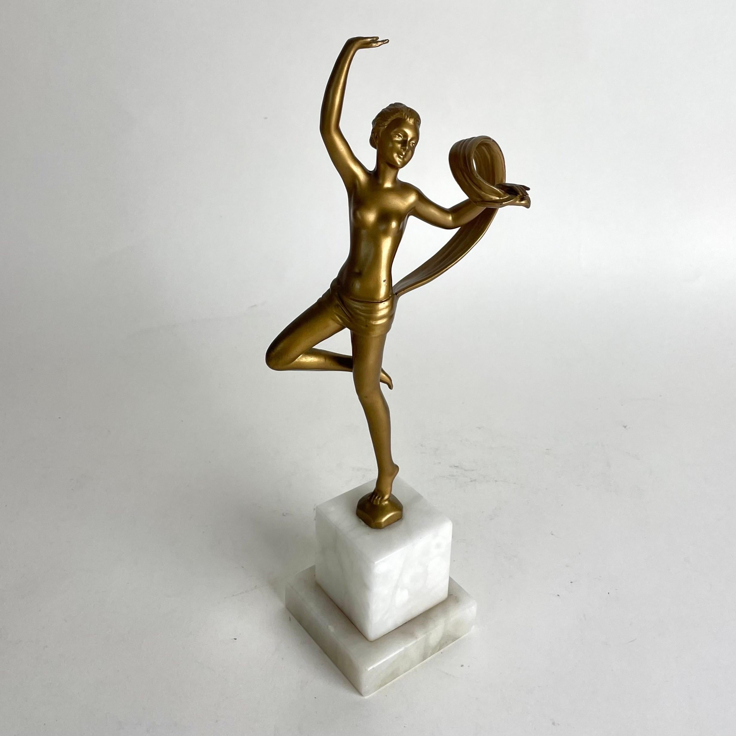 Figurina Art Deco di giovane ballerina in movimento, metallo bronzato e marmo, anni 1920-30

Questo pezzo di statuetta Art Deco, che mostra il fascino dell'epoca per il movimento e la grazia della giovinezza, racchiude in sé lo Zeitgeist. La giovane