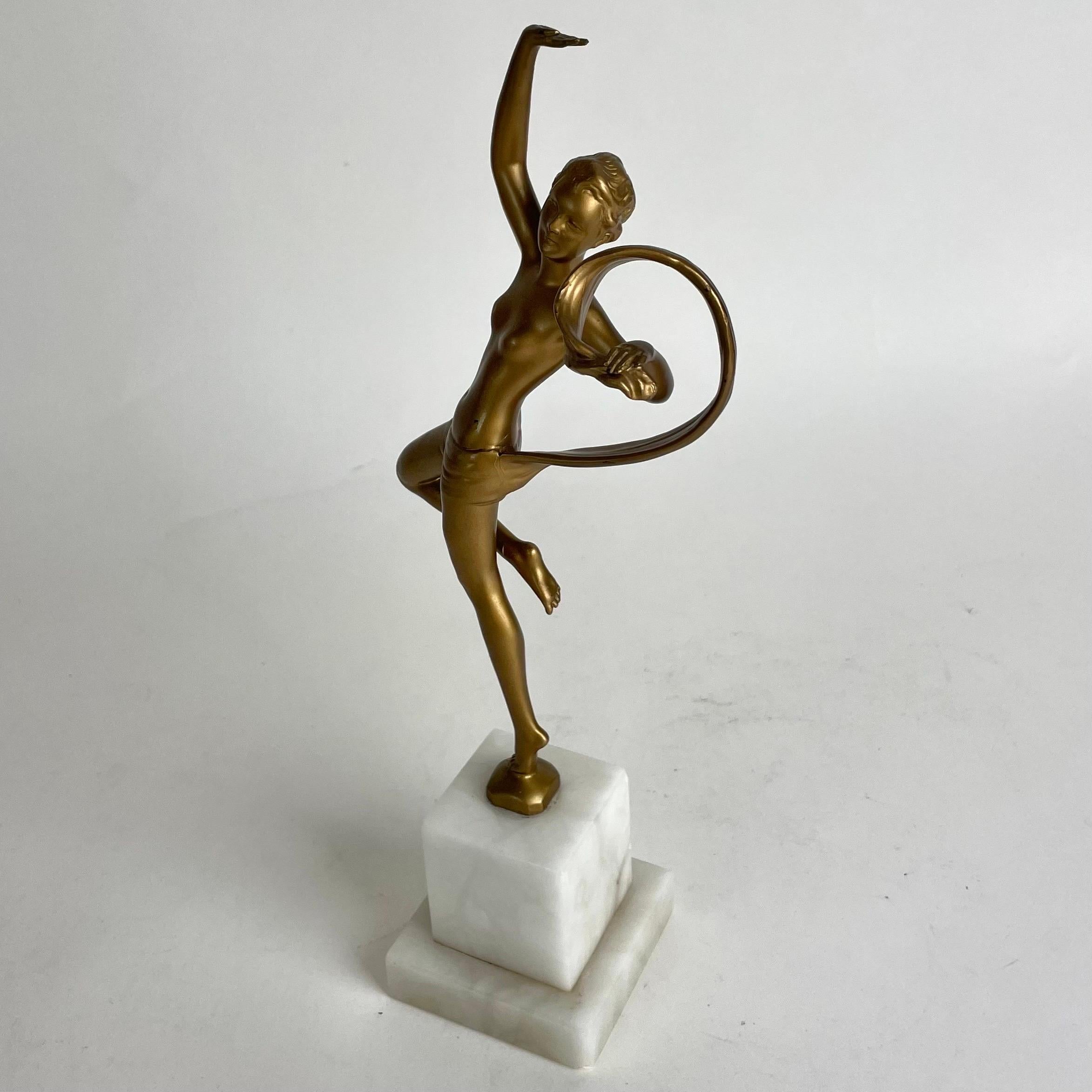 Statuetta Art Deco di giovane ballerina, metallo bronzato e marmo, anni '20-'30 In condizioni buone in vendita a Knivsta, SE