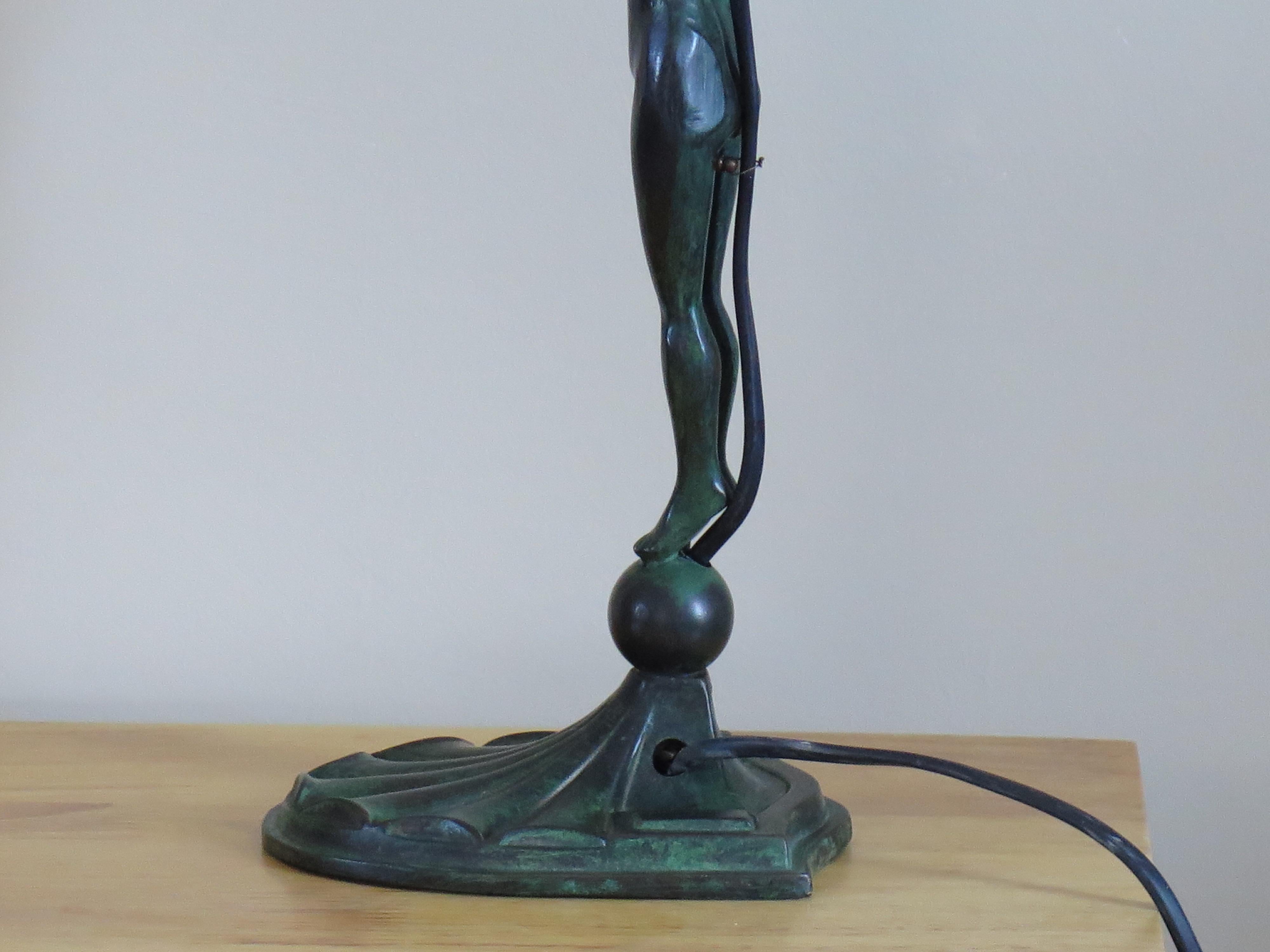 Lampada da tavolo Art Deco Figurine Scultura di donna in bronzo, Francia Circa 1930 in vendita 7