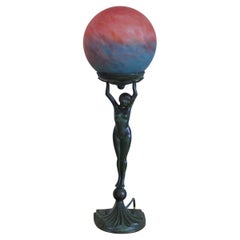 Lampe de bureau figurine Art Déco en bronze, sculpture de dame, France, circa 1930