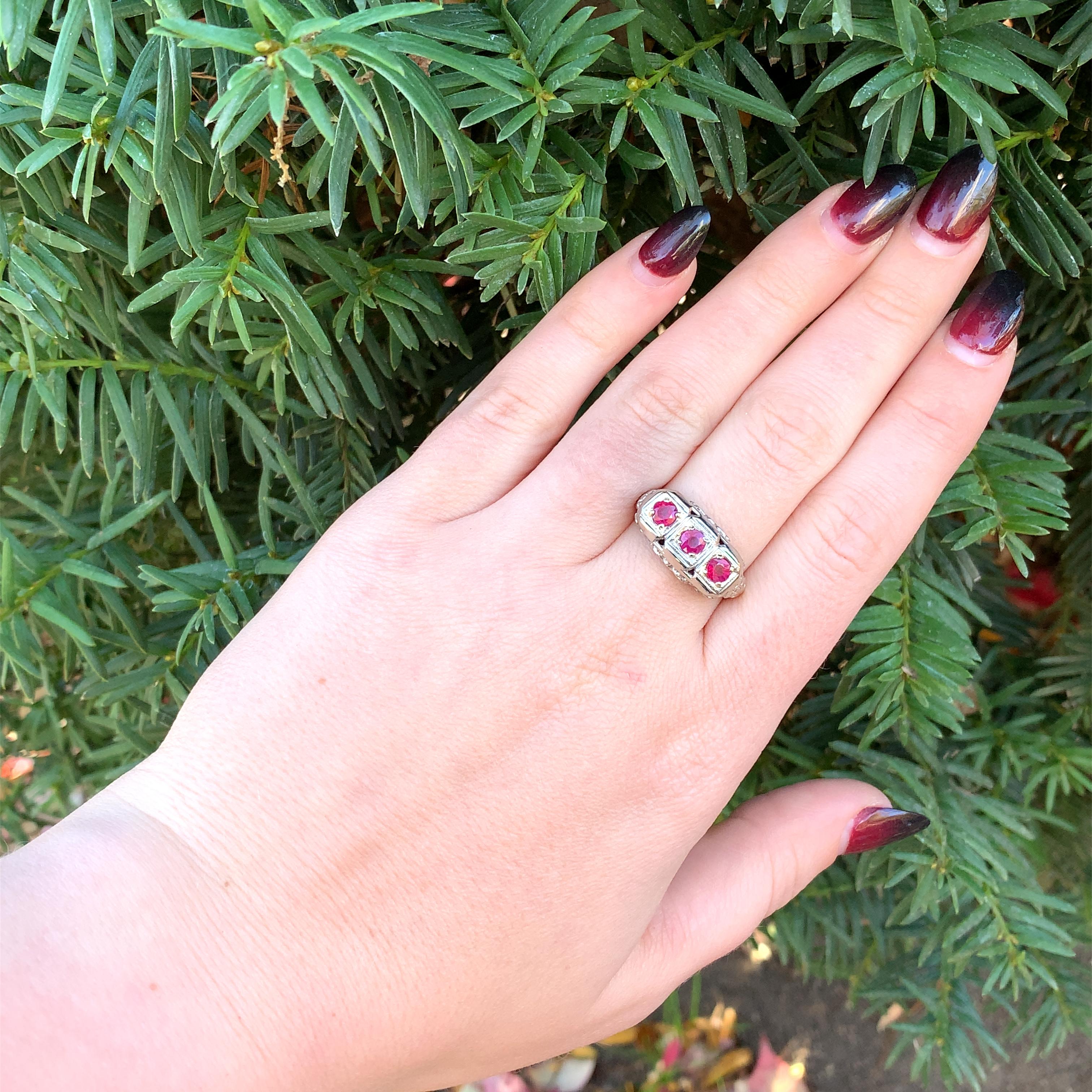 Donna Anello in oro 14K a tre pietre (80ct tw) con rubino in filigrana Art Deco in vendita