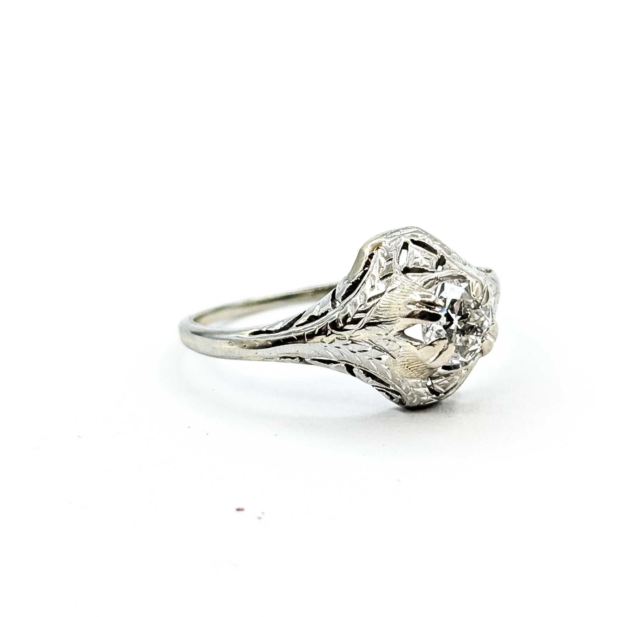 Dieser Ring ist aus 18 Karat Weißgold gefertigt und verfügt über einen in Zacken gefassten Edelstein, mit einem antiken Verlobungs- und Filigrandesign. Ein echtes Beispiel für die Ära des Art déco.

Der Ring hat derzeit die Größe 7,25. Der Ring