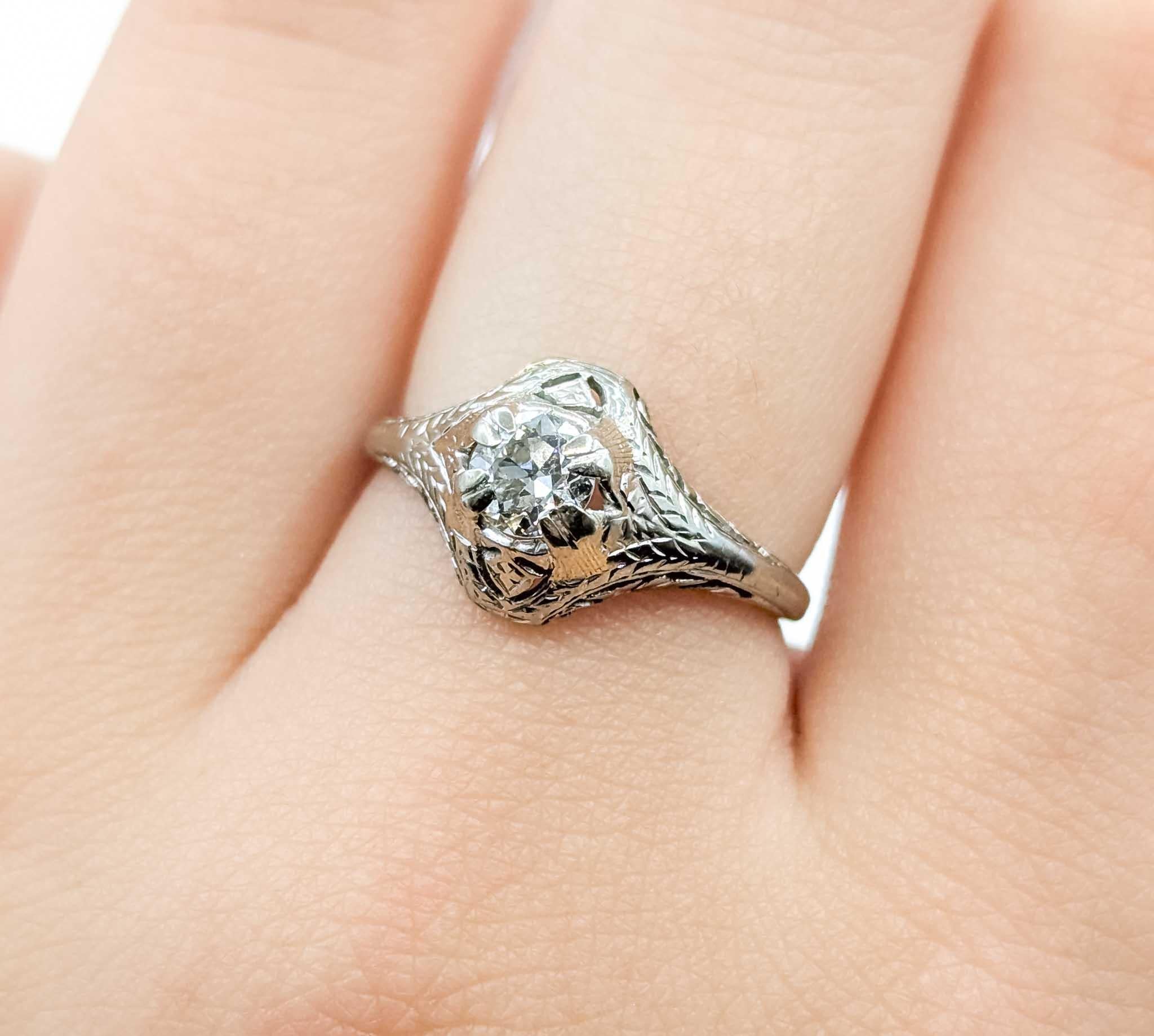 Art Deco Filigraner Antiker Ring in 18k Weißgold im Zustand „Hervorragend“ im Angebot in Bloomington, MN