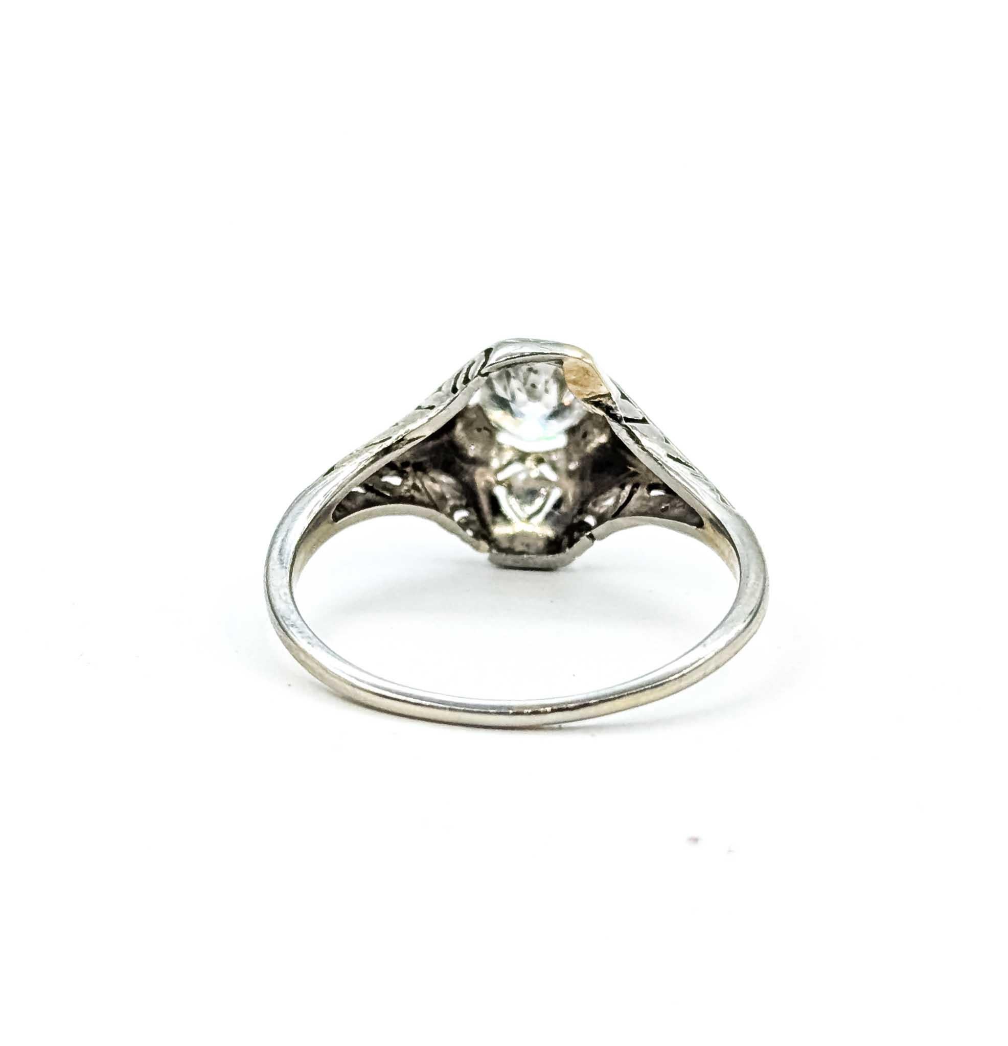 Art Deco Filigraner Antiker Ring in 18k Weißgold im Angebot 1