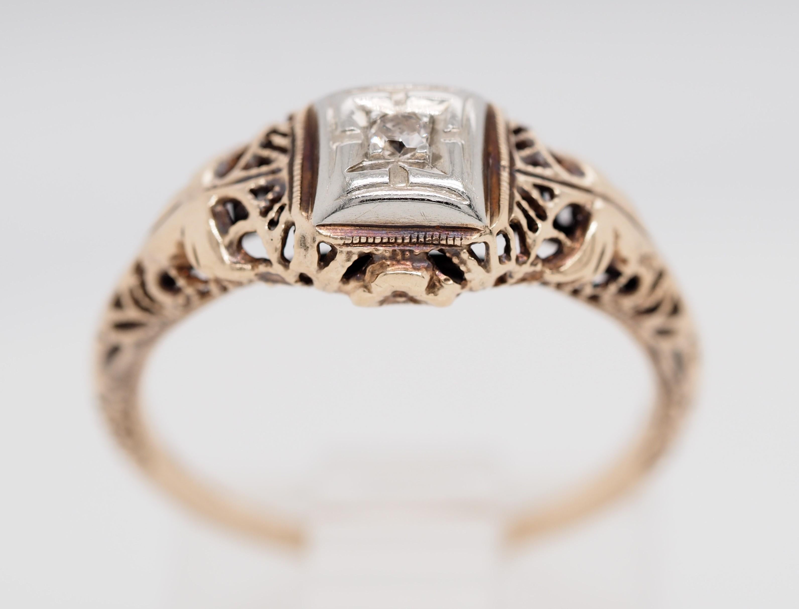 Art Deco Filigree Carved 10 Karat Two-Tone Gold Solitary Diamond Ring In Good Condition For Sale In Addison, TX