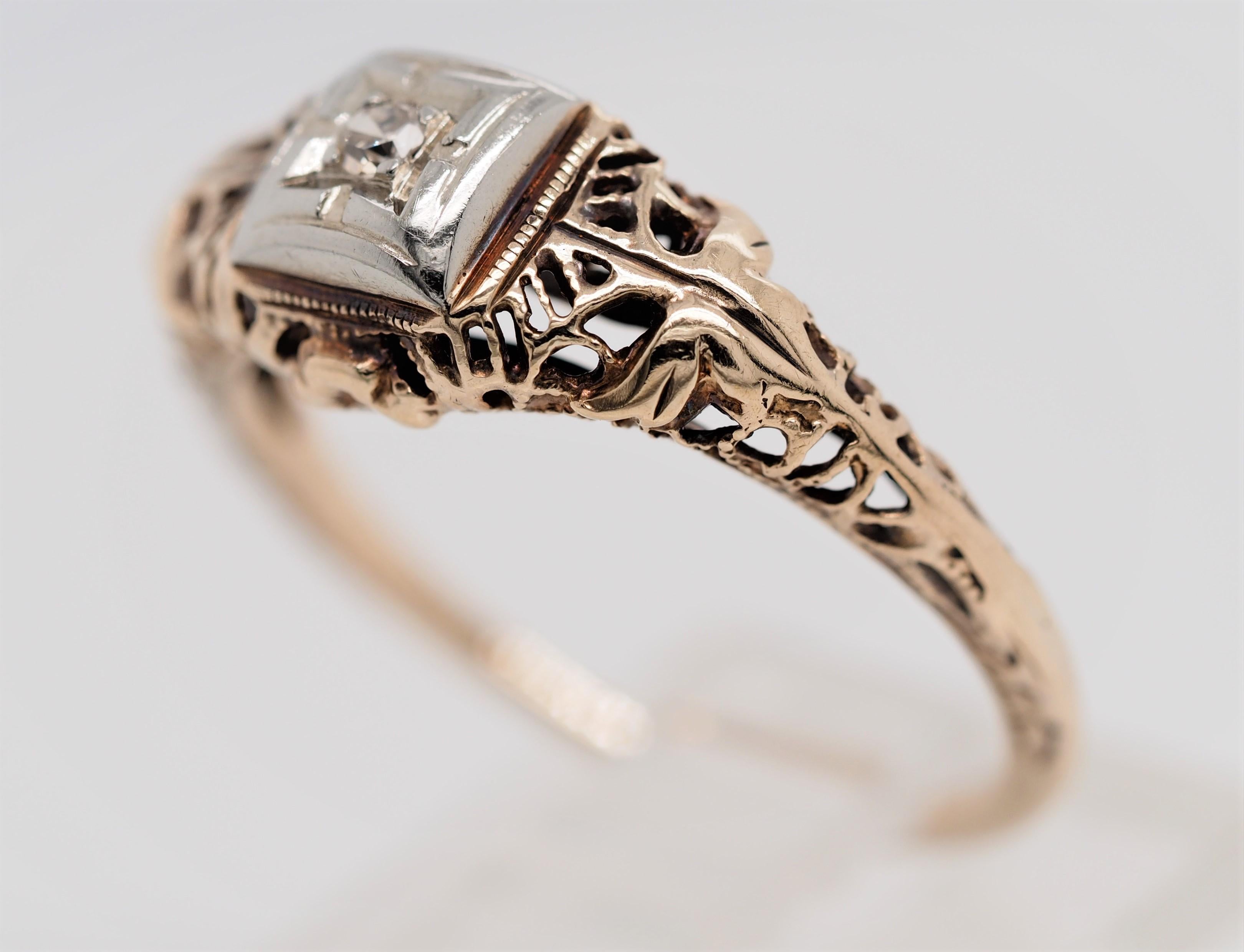 Art Deco Filigree Carved 10 Karat Two-Tone Gold Solitary Diamond Ring For Sale 1