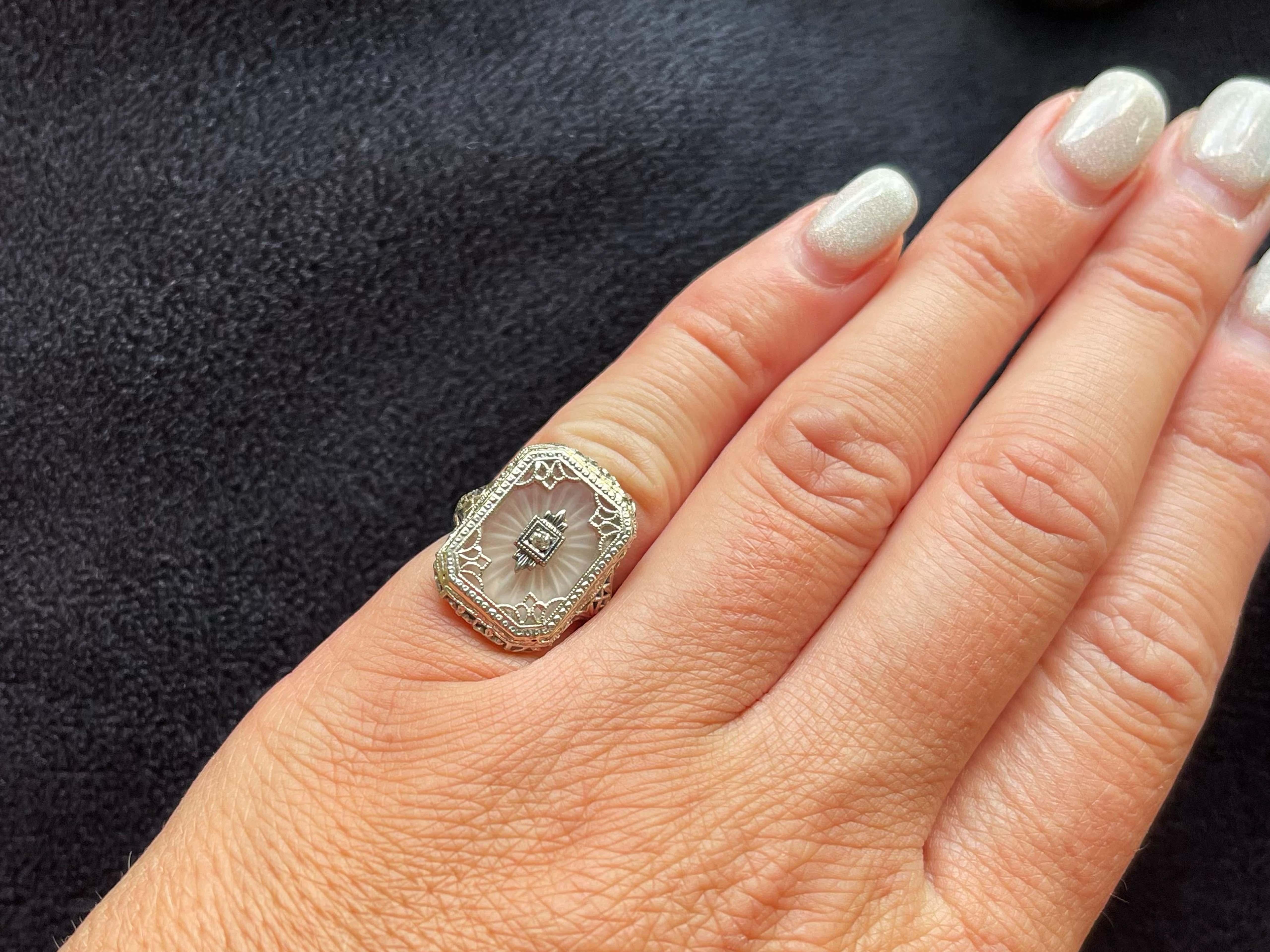 Artikel-Spezifikationen:

Metall: 14k Weißgold 

Anzahl der Diamanten: 1 alter Minenschliff

Karatgewicht des Diamanten: 0,02 Karat

Farbe des Diamanten: G

Diamant Reinheit: SI1

Ringgröße: 3.5 (größenverstellbar)

Gesamtgewicht: 3,1