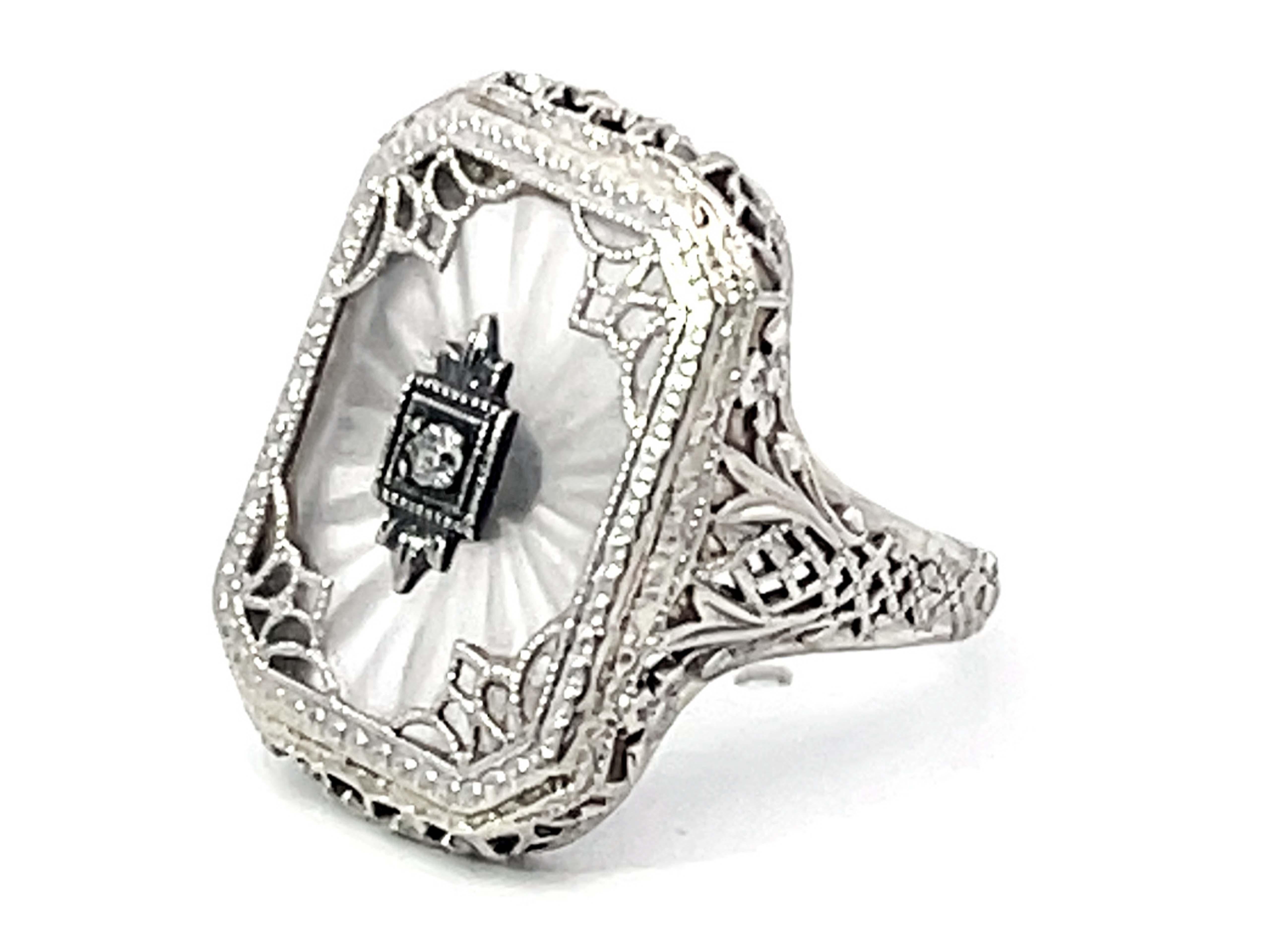 Filigraner geschnitzter Bergkristall-Diamantring aus 14 Karat Weißgold im Art déco-Stil im Zustand „Hervorragend“ in Honolulu, HI