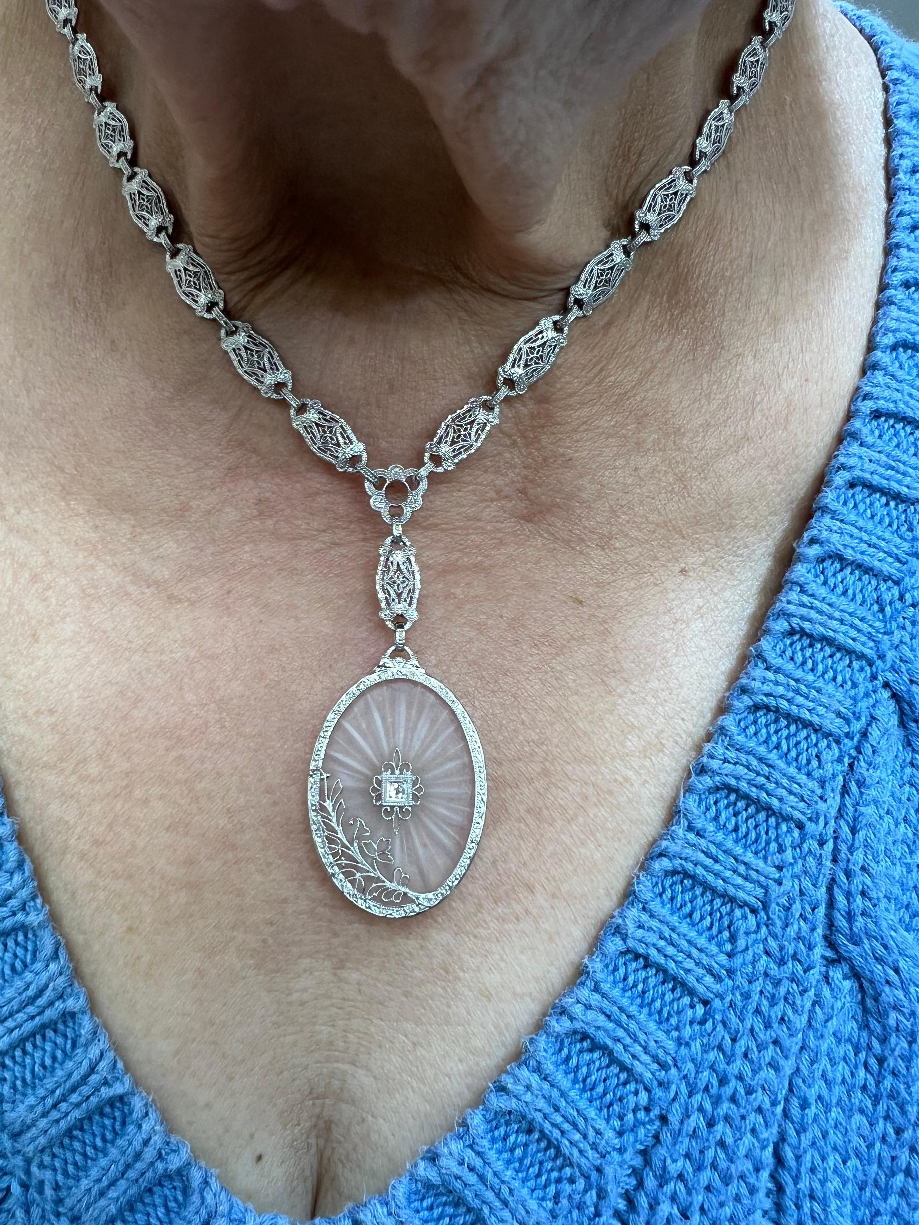 Collana Art Deco in filigrana di cristallo di rocca smerigliato in oro bianco Circa 1925

La collana Art Deco Filigree Frosted Carved Crystal White Gold, realizzata intorno al 1925, incarna l'estetica geometrica e la lavorazione del periodo Art
