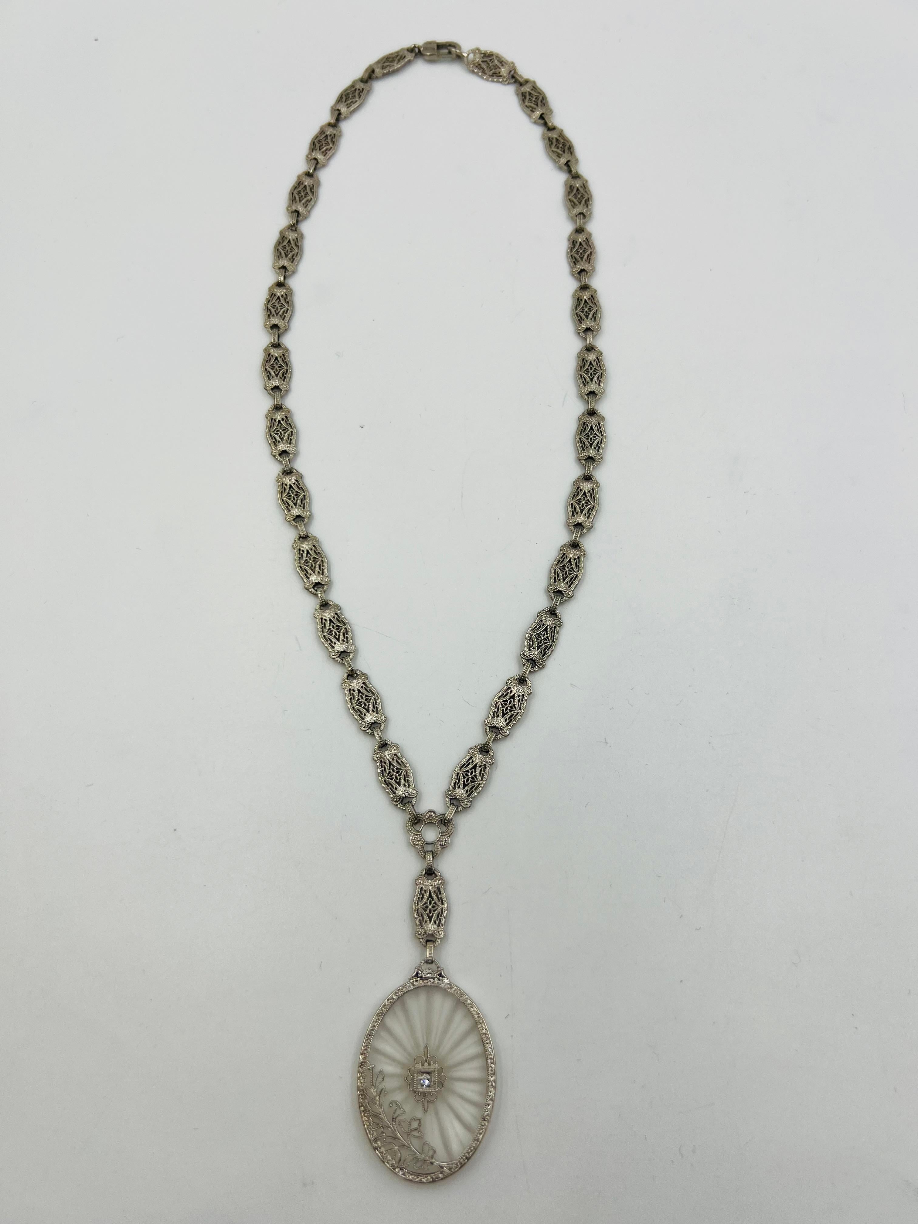 Taglio ovale Collana Art Deco in filigrana di cristallo di rocca smerigliato in oro bianco Circa 1925 in vendita