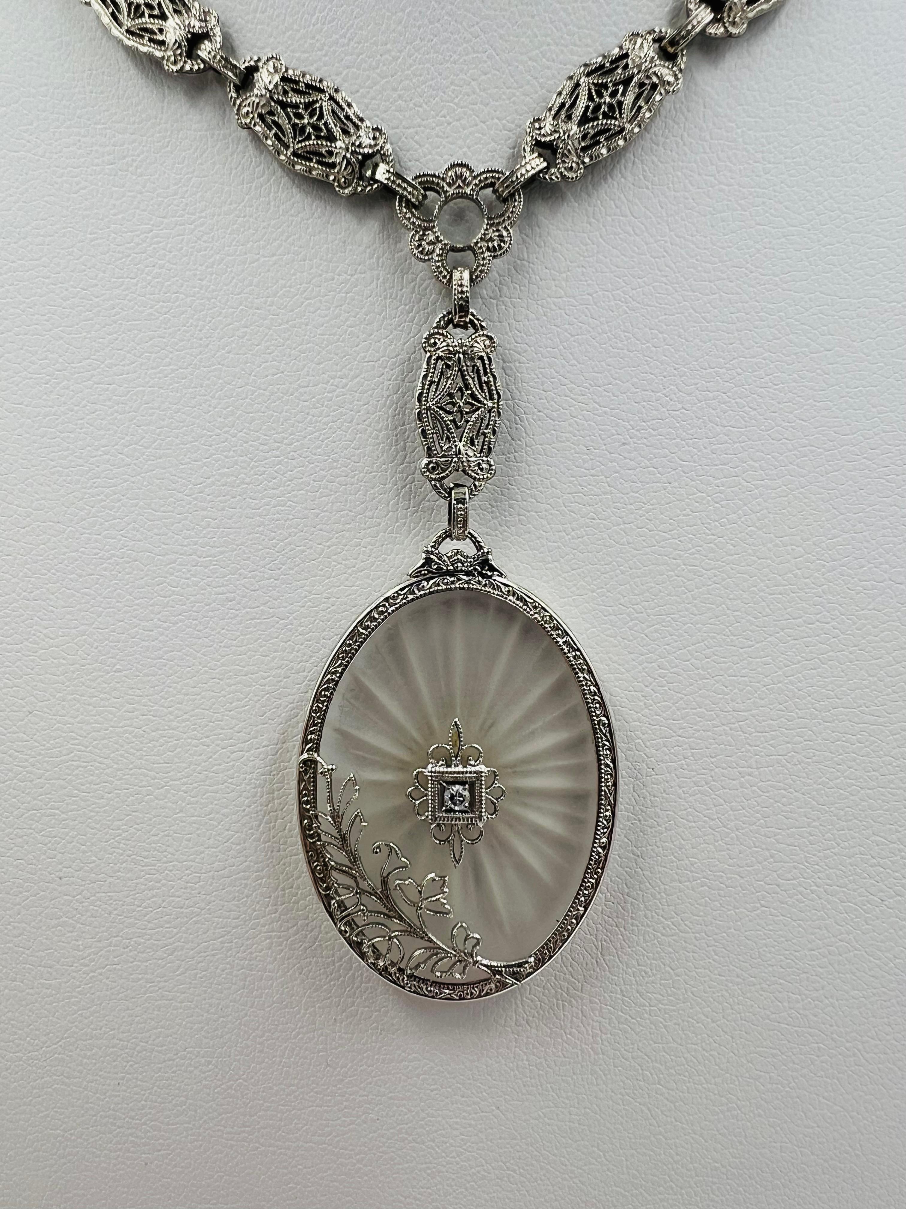 Collana Art Deco in filigrana di cristallo di rocca smerigliato in oro bianco Circa 1925 In condizioni buone in vendita a Los Angeles, CA