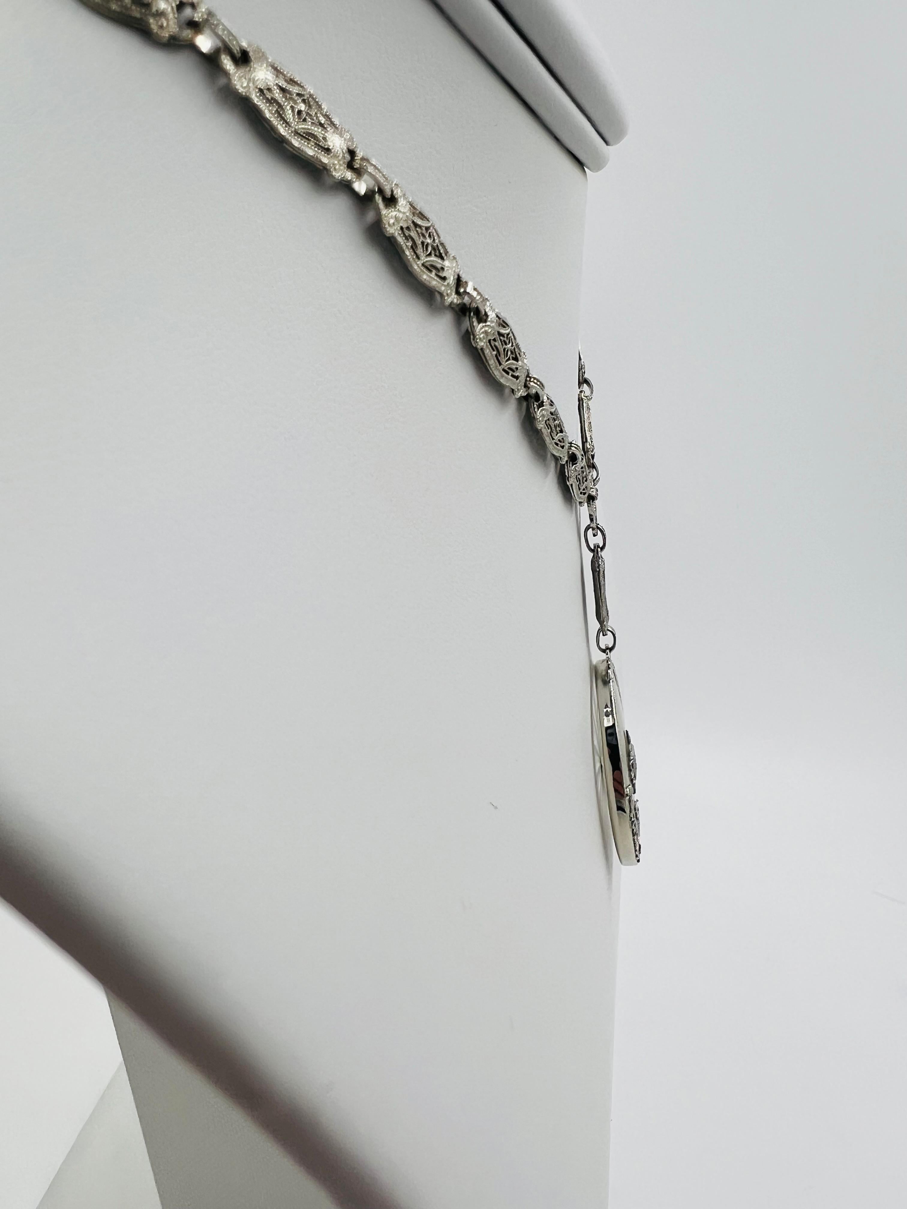Collana Art Deco in filigrana di cristallo di rocca smerigliato in oro bianco Circa 1925 in vendita 1