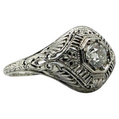 Anello con diamante vecchio taglio europeo in filigrana Art Deco in oro bianco 18 carati