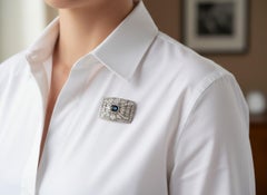 Broche Art Déco en platine filigrané avec 5.15 CTW en saphir et diamants