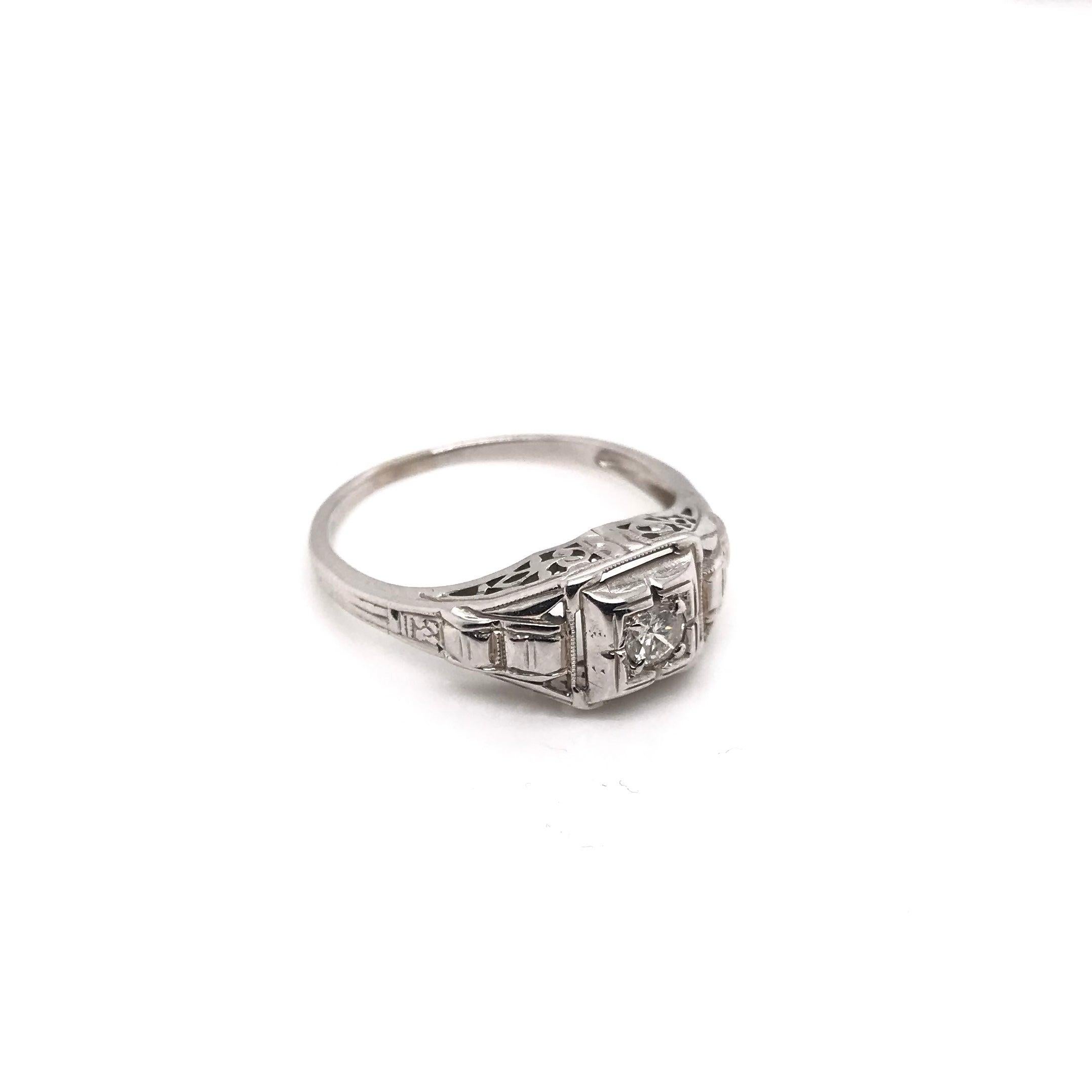 Art Deco Filigree Ring With Diamond Accent In Good Condition For Sale In Montgomery, AL