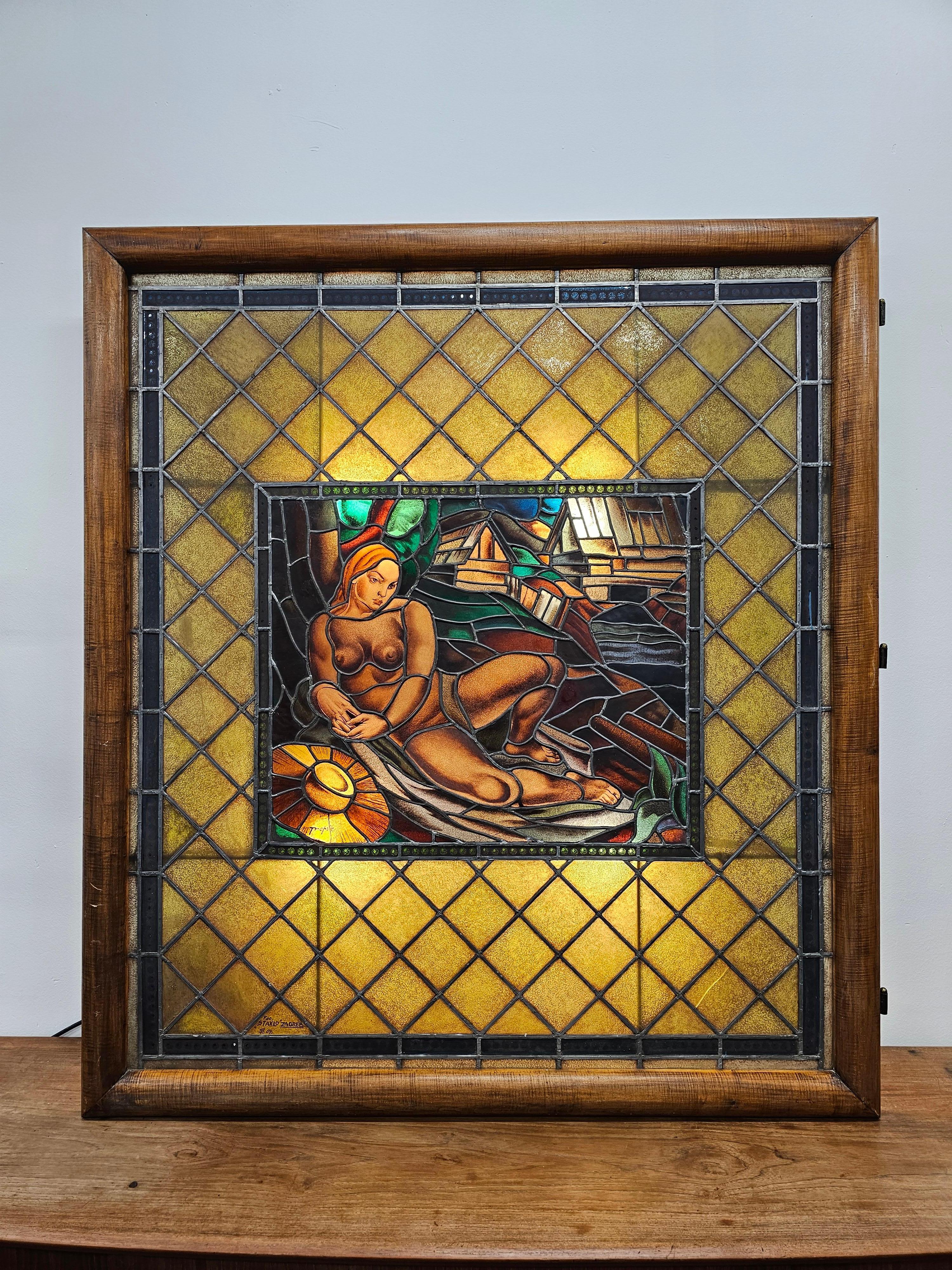 Dans cette annonce, vous trouverez un spectaculaire vitrail Art déco Fine Leaded Stained Glass Window, représentant un nu dans un paysage. Cette œuvre d'art à couper le souffle a été réalisée par un artiste yougoslave renommé, Marijan Trepše, en