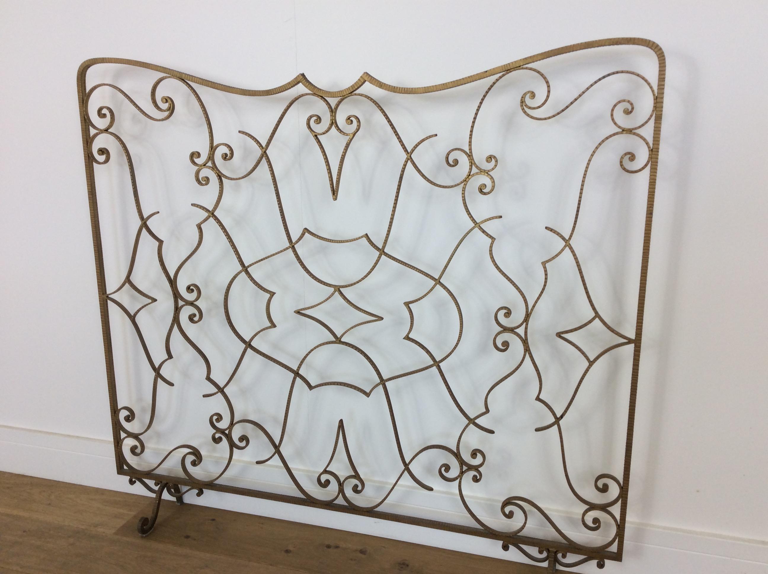Large Art Deco fire screen.
Gold sprayed wrought iron, with what looks like a figural design.
Measures: 99 cm H, 111 cm W
French, circa 1930.