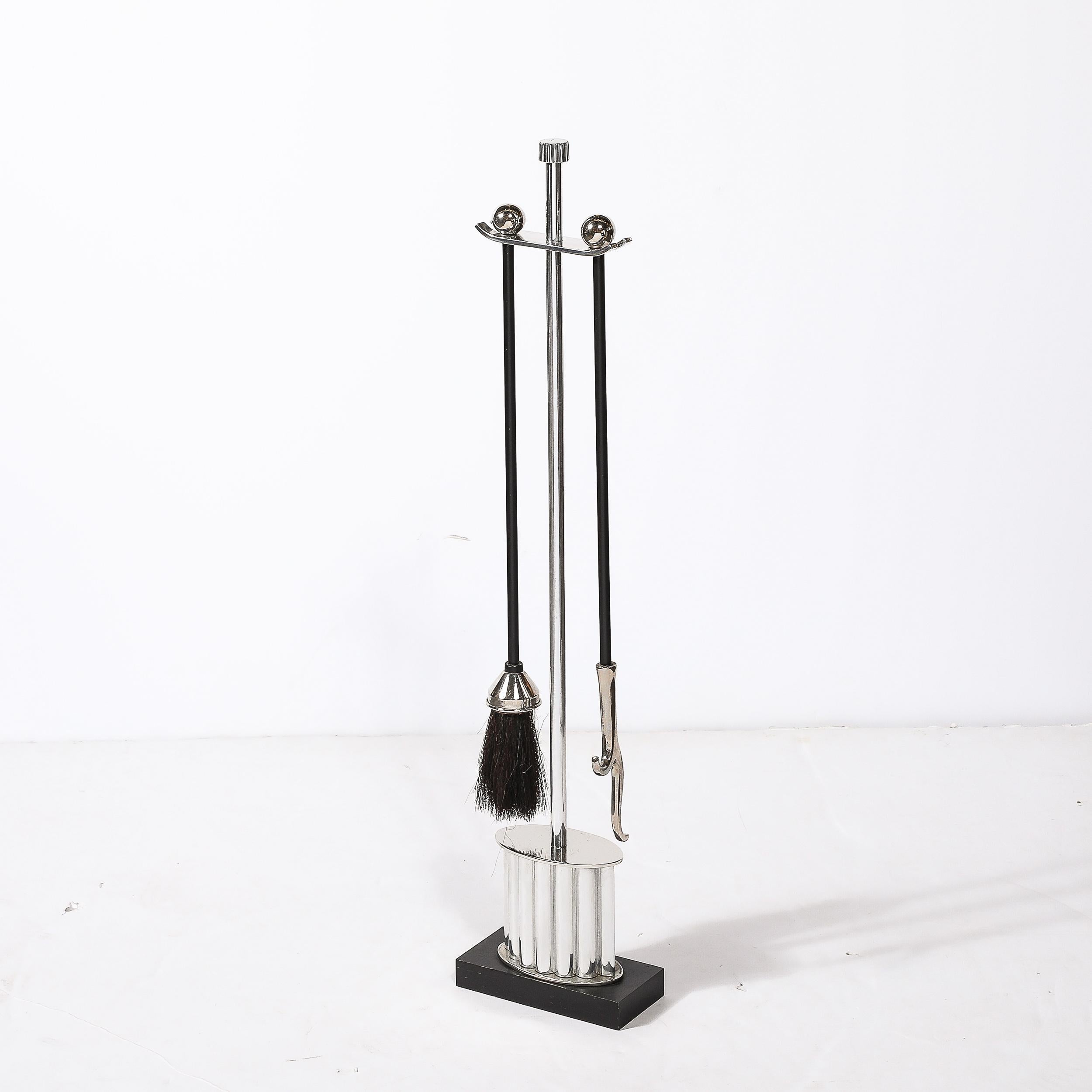 Juego de Herramientas Art Decó para Incendios en Níquel  con estrías  Detallado y esmalte negro siglo XX en venta