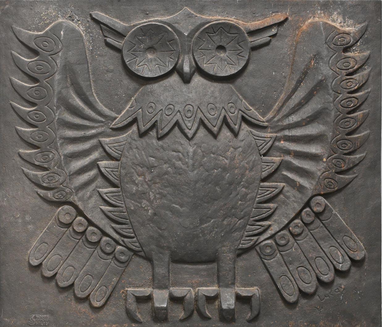 Fireback decorated with an owl with outstretched wings signed Lucas and made by the Stern Art Foundry.