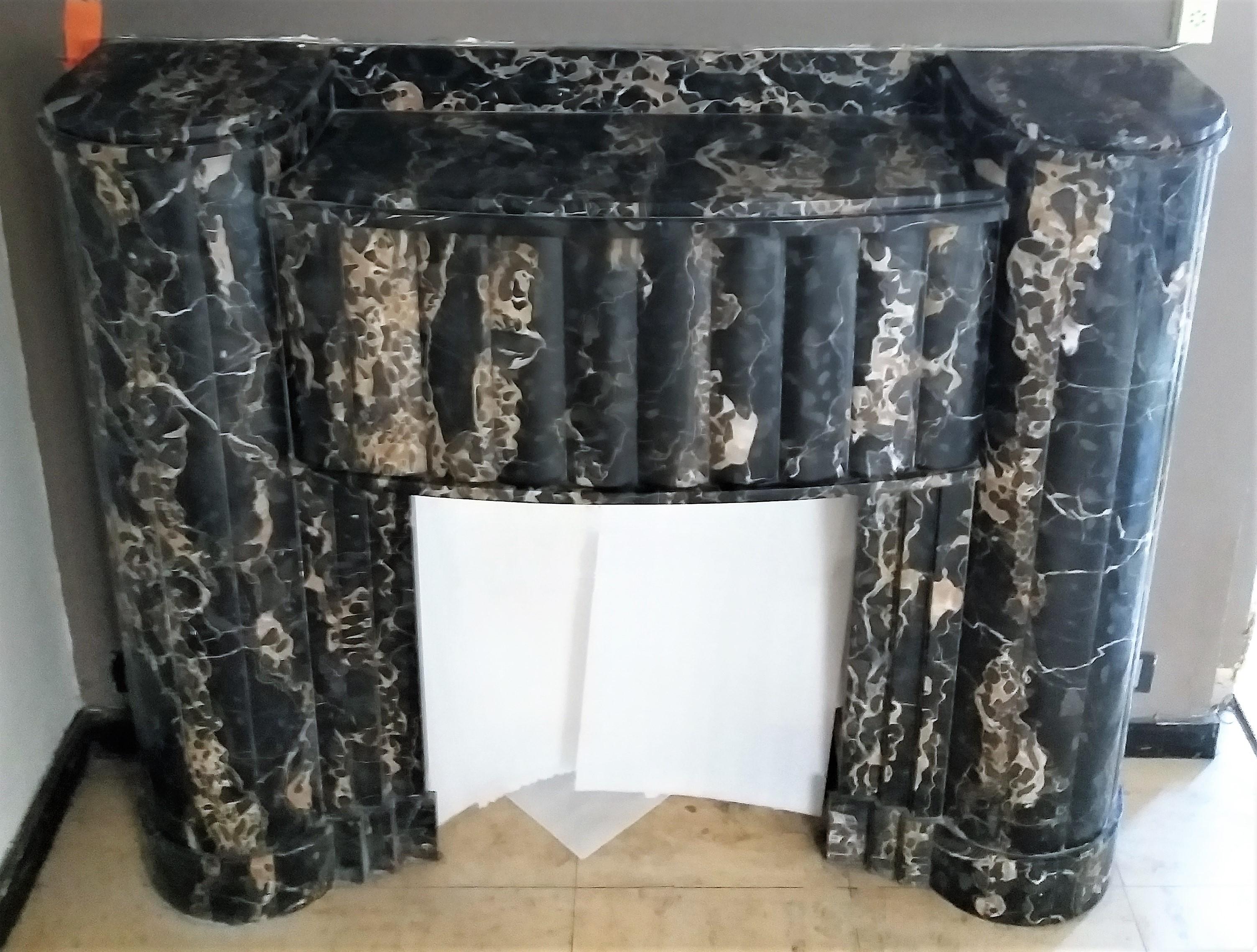 Art Déco Fireplace in Delicate Portoro Marble For Sale 1
