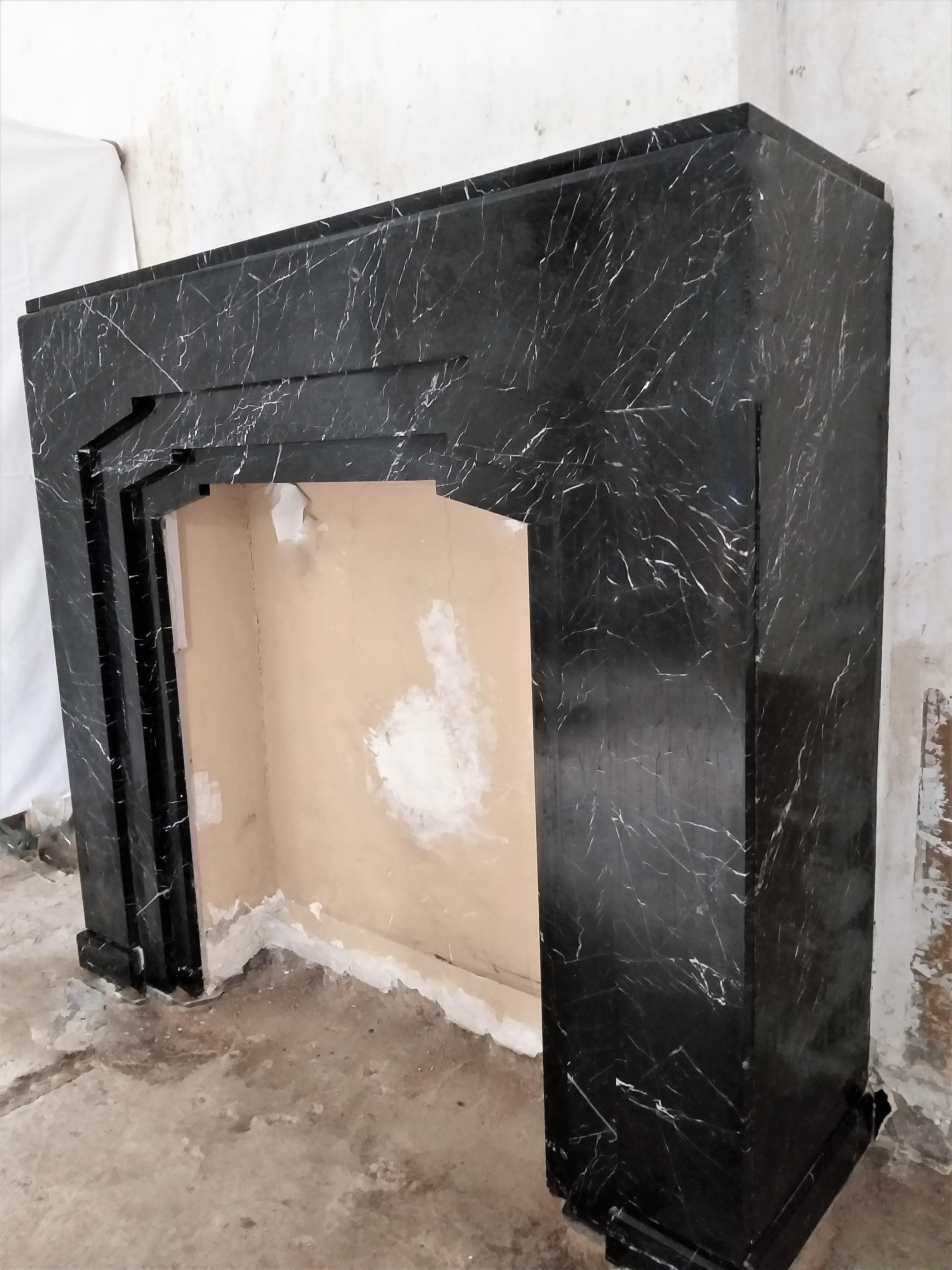 Art Deco Fireplace in Nero Marquina Marble In Good Condition For Sale In Gembloux, BE