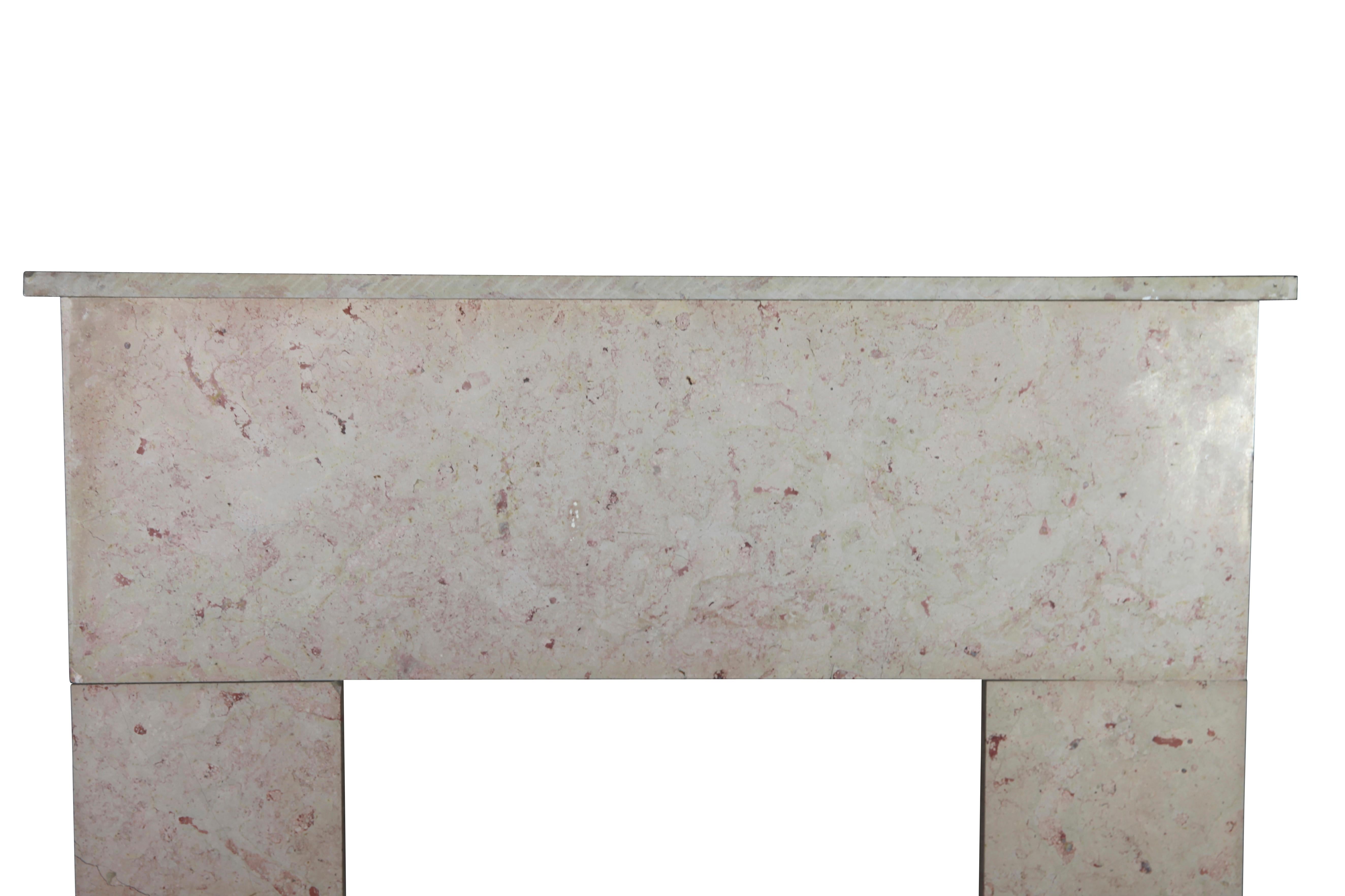 Eine originelle antike Kamineinfassung im Stil des Art Déco, die aus dem speziell angefertigten burgunderroten Marmorstein besteht: Comblanchien. Eine Murmel, die man in vielen historischen Denkmälern wiederfindet. Es wurde in der Zwischenkriegszeit