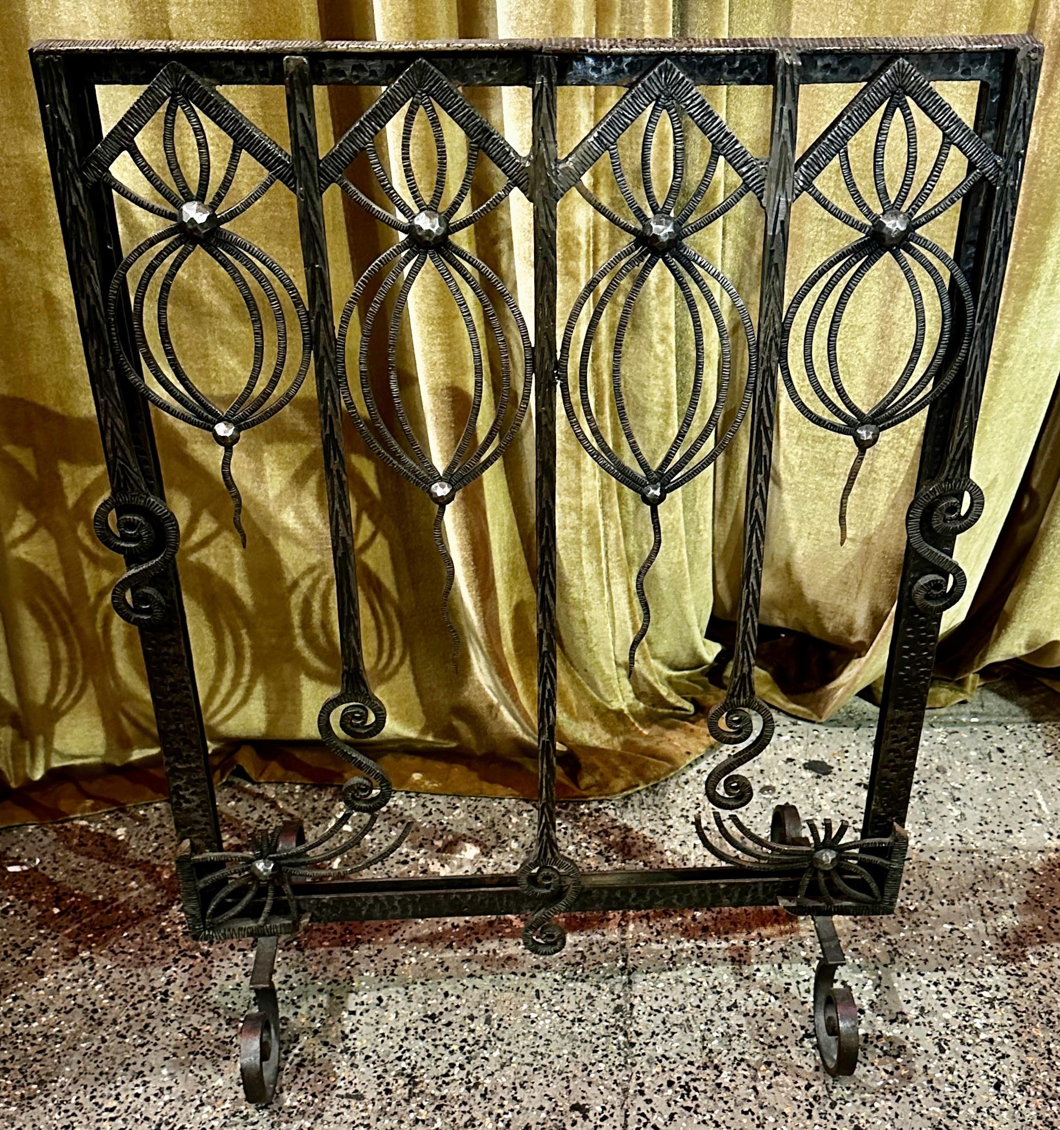 Art Deco Kaminschirm Französisch Ironwork Fer Forge. Atemberaubende Tafel mit sich wiederholendem abstraktem Ballonmuster. Original aus der Zeit der 1920er Jahre. Er ist mit einer kleinen Tasche auf der Rückseite ausgestattet, in der Sie einen