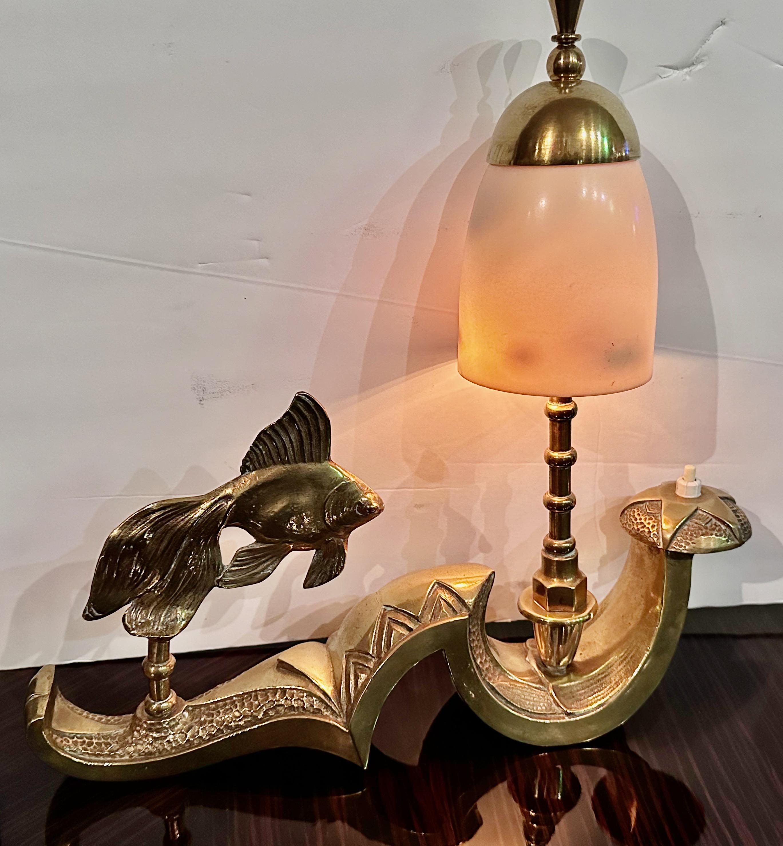 Lampe de bureau française Art Déco sculptée de poissons en vente 4