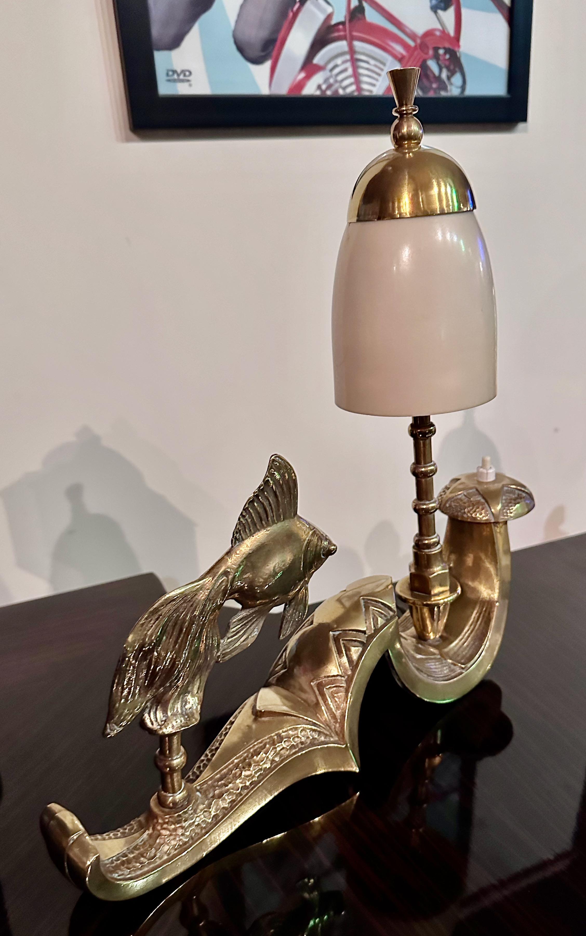 Art déco Lampe de bureau française Art Déco sculptée de poissons en vente