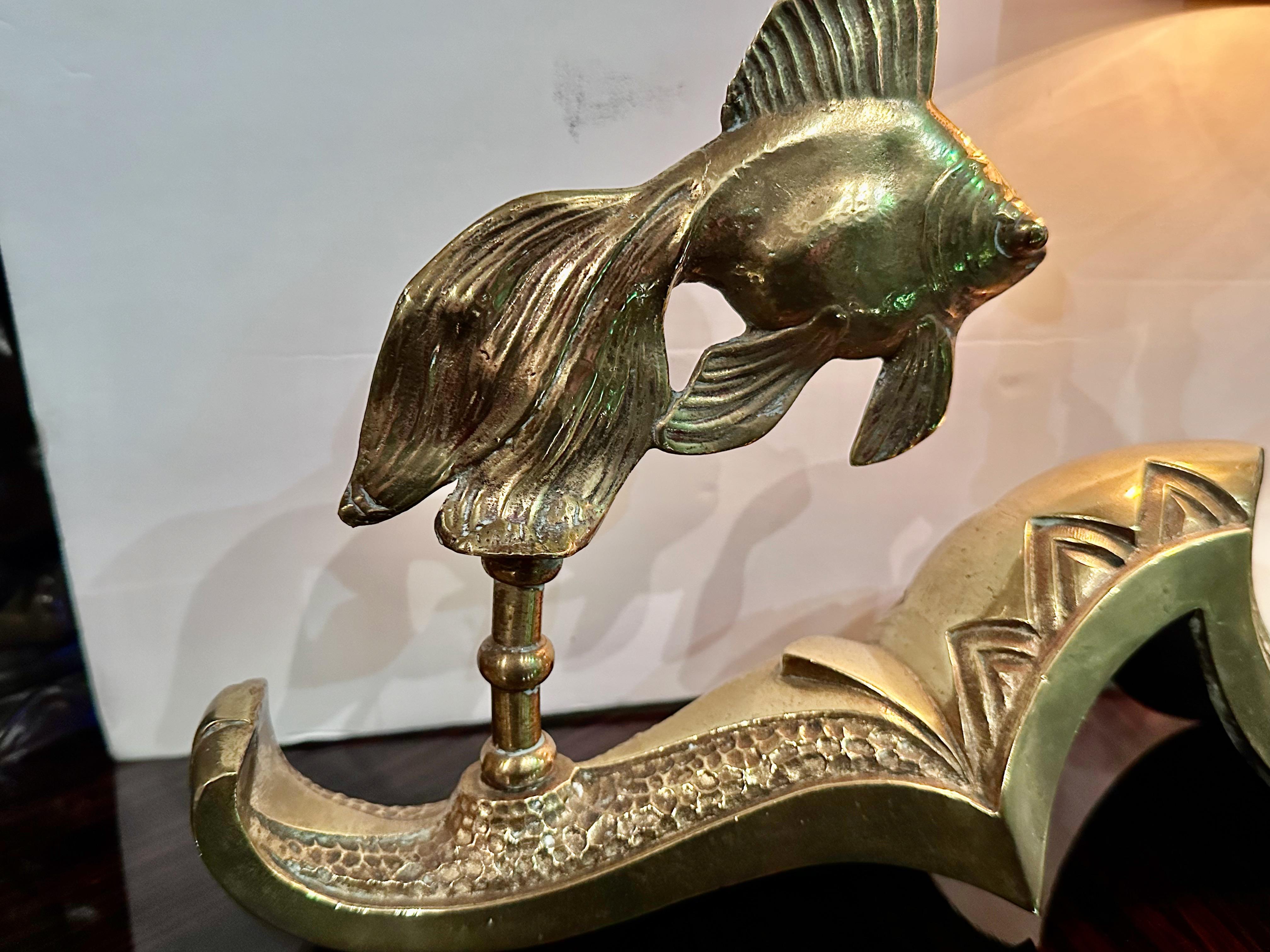 Français Lampe de bureau française Art Déco sculptée de poissons en vente