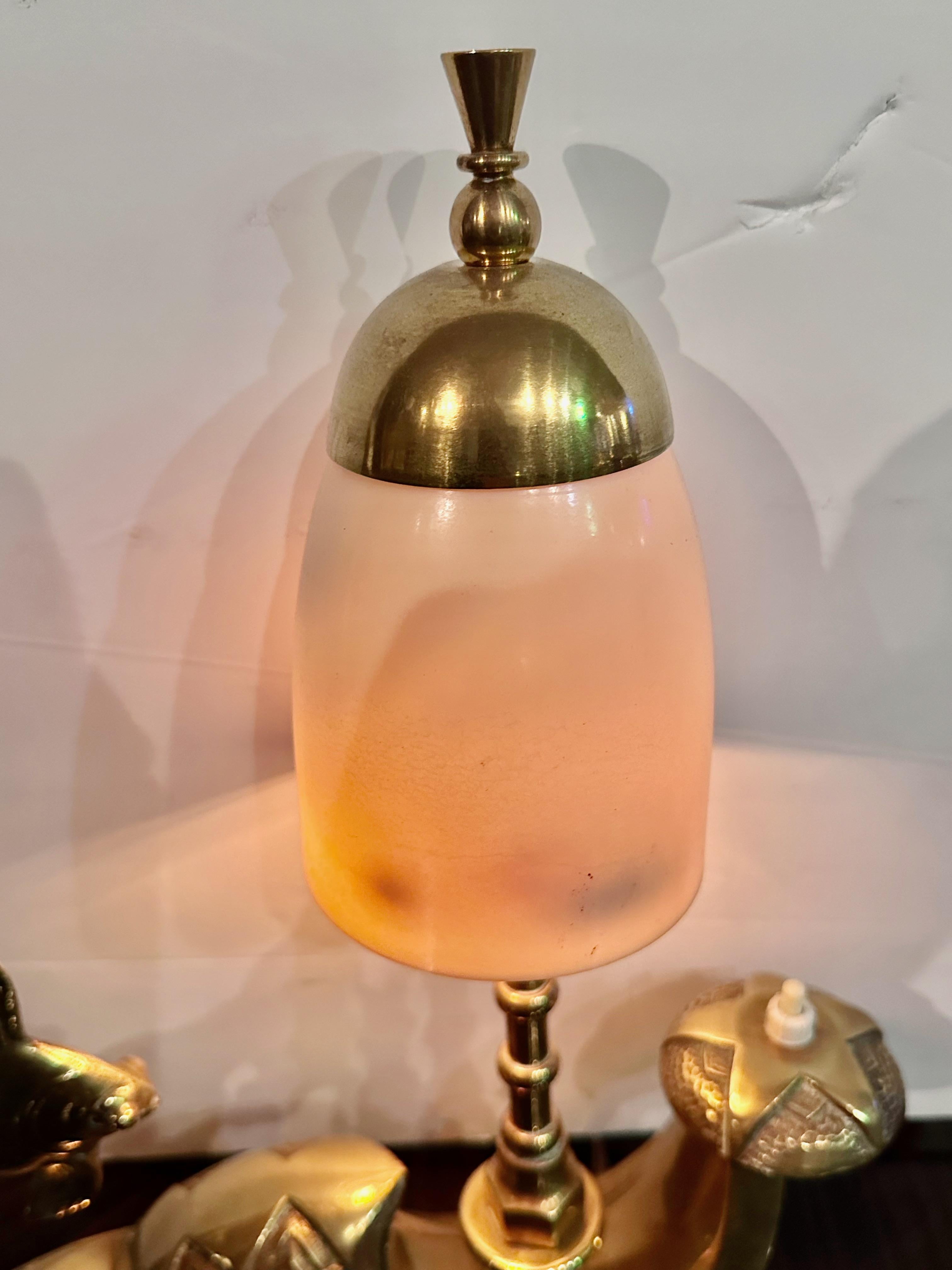 Milieu du XXe siècle Lampe de bureau française Art Déco sculptée de poissons en vente