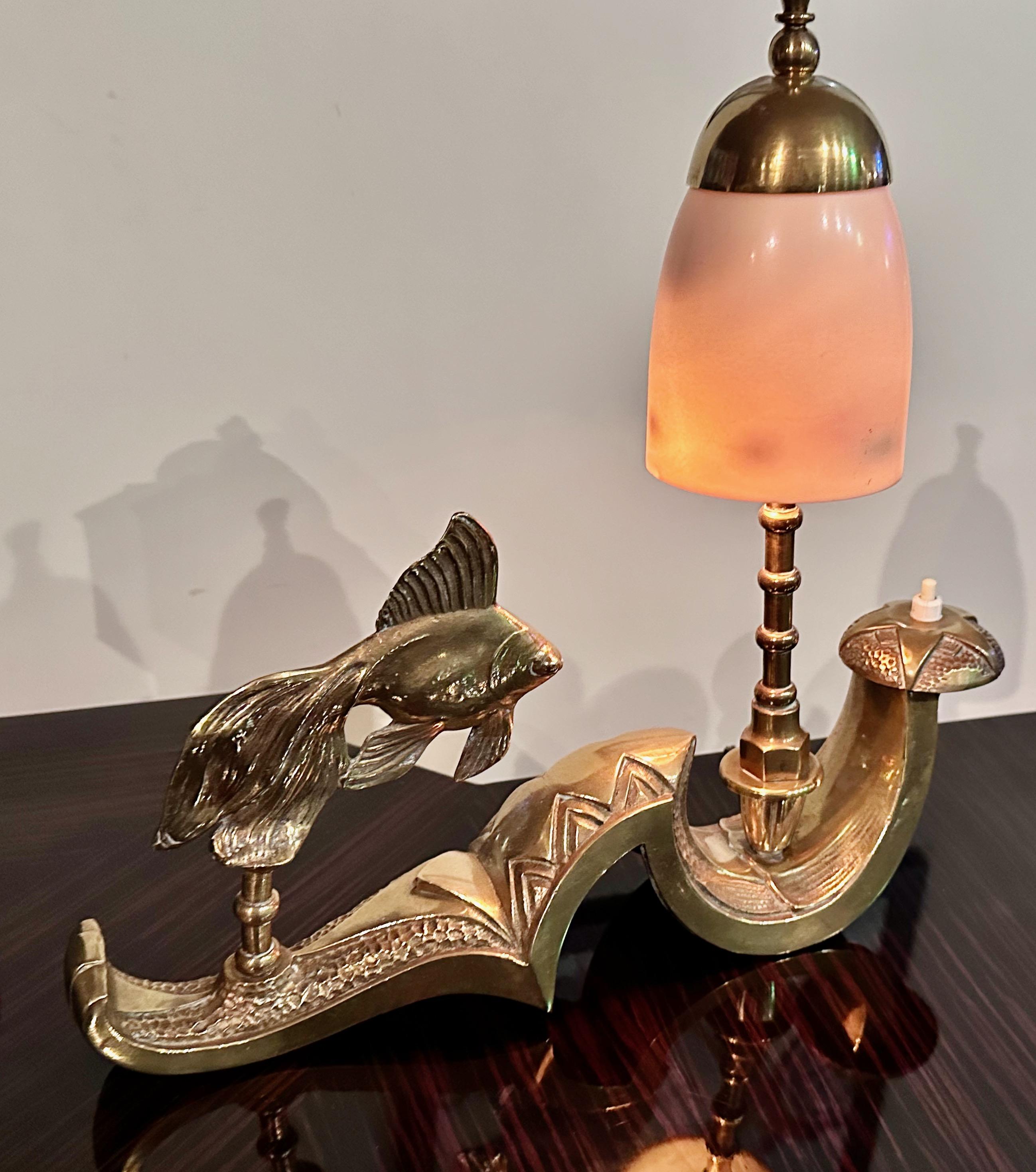 Laiton Lampe de bureau française Art Déco sculptée de poissons en vente