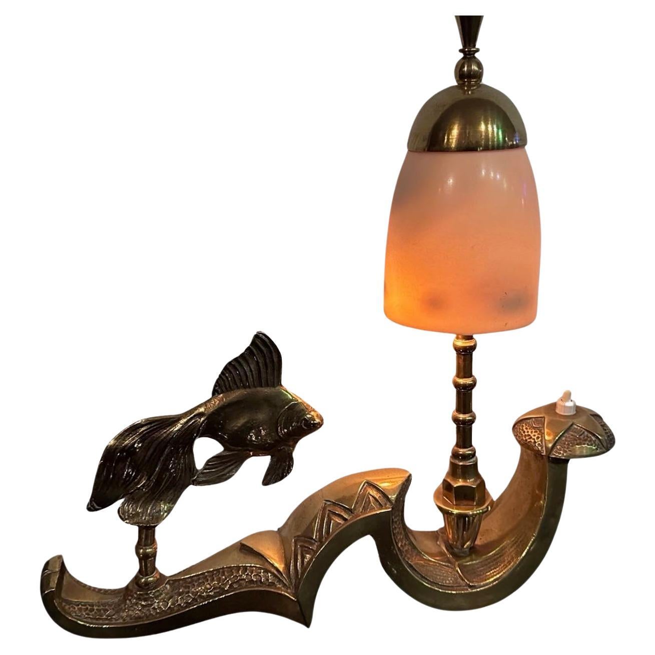 Lampe de bureau française Art Déco sculptée de poissons en vente