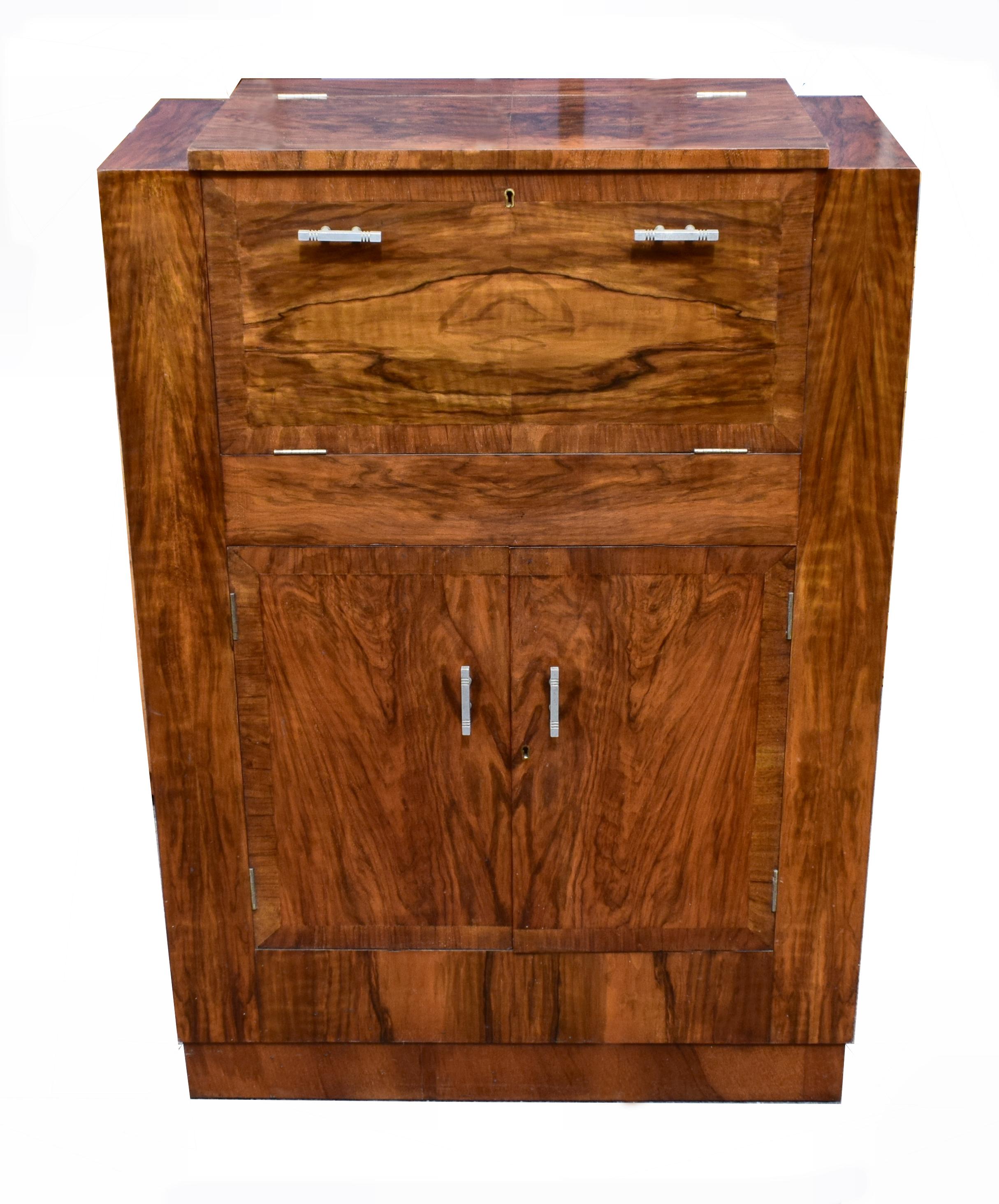 This hugely stylish Art Deco cocktail hospitality cabinet is a fantastic piece of Art Deco furniture and it's internal features prove to be an incredibly appealing feature.
The beautifully presented burr walnut top has a superb pattern of grain,