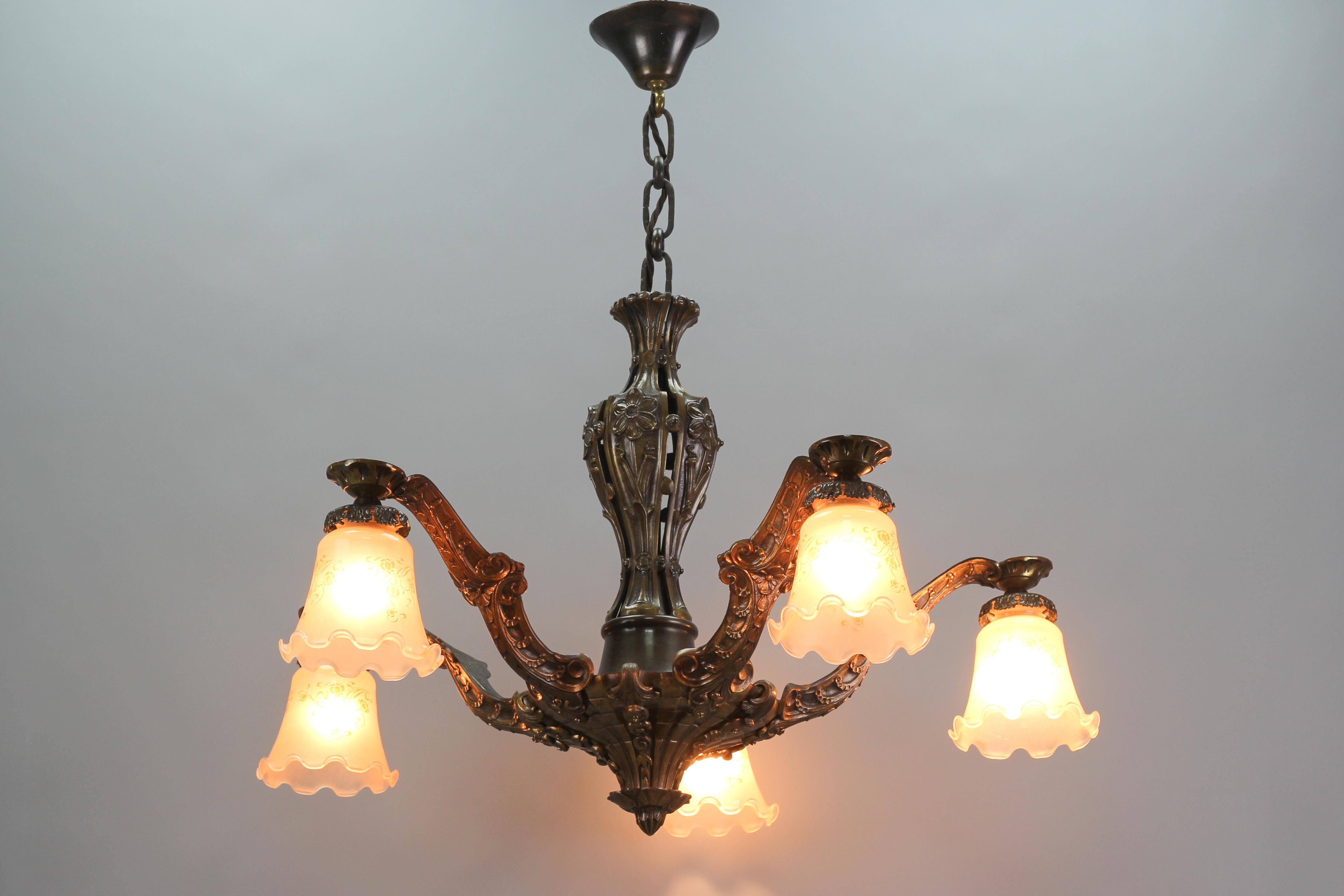 Art nouveau Lustre Art Déco à cinq lumières en bronze et verre à motifs floraux, années 1920 en vente