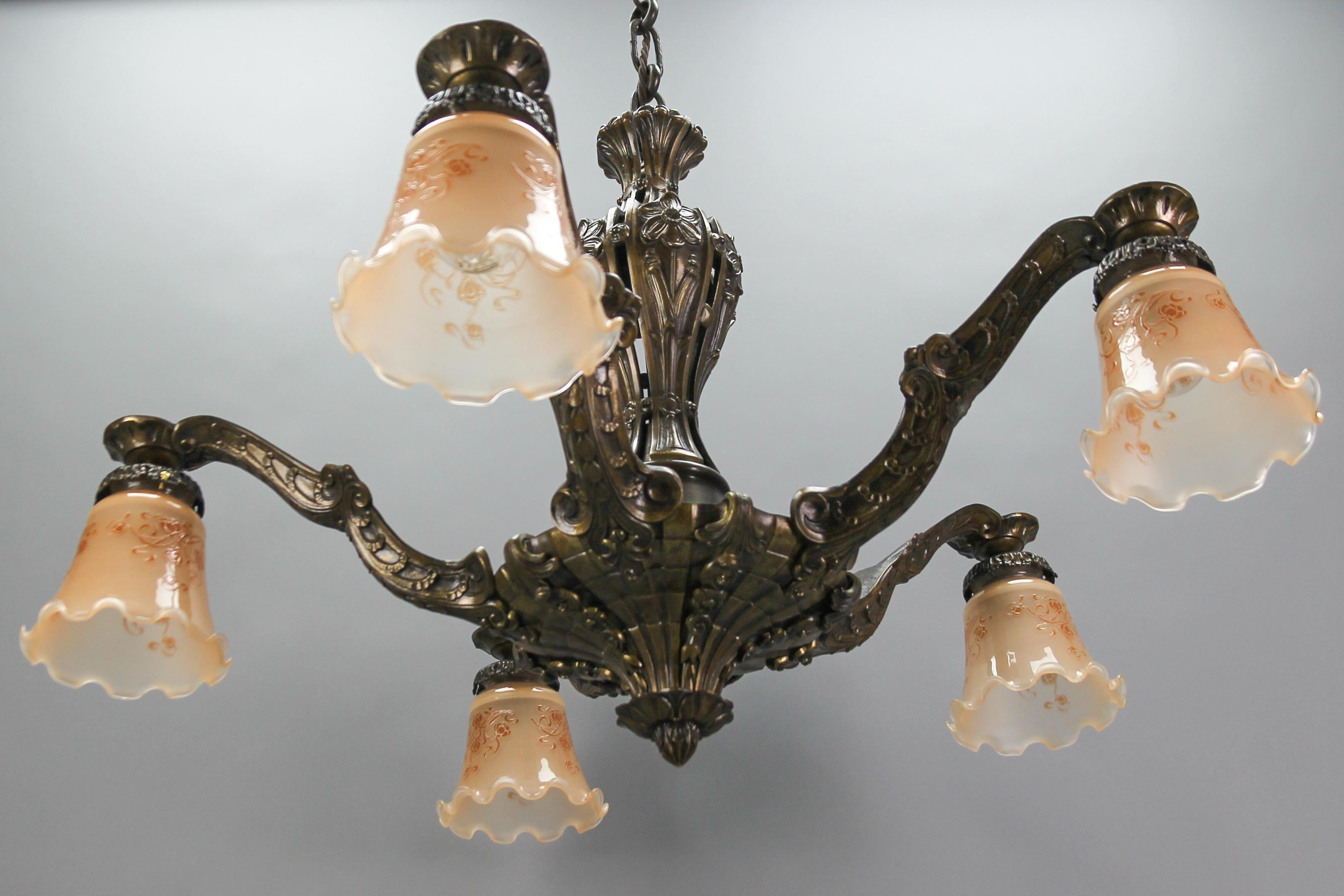 Art-Déco-Kronleuchter mit fünf Leuchten aus Bronze und Glas mit Blumenmotiv, 1920er Jahre im Zustand „Gut“ im Angebot in Barntrup, DE