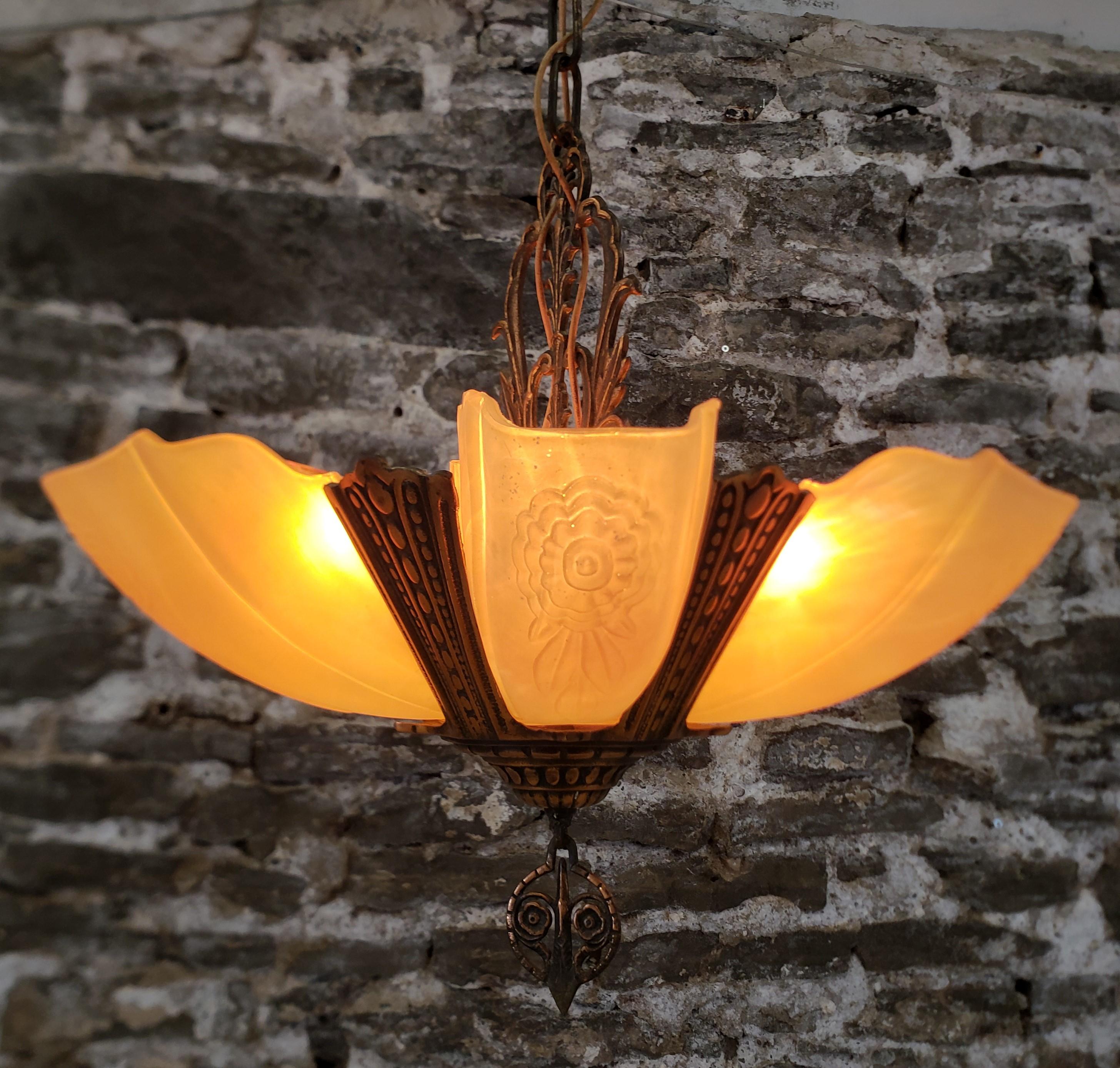 Art-Déco-Kronleuchter mit fünf Leuchten und Slip-Schirm von Crown Lighting Co. im Angebot 6